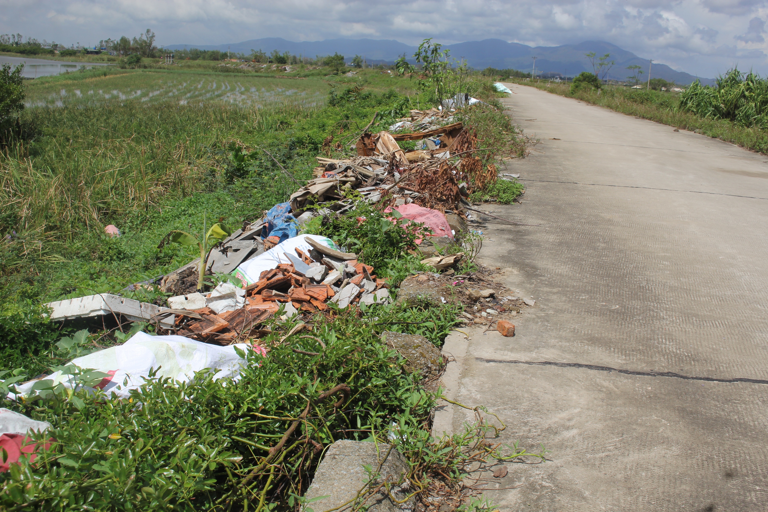 H&agrave; Tĩnh: Nhiều tuyến đường ngập r&aacute;c thải, vật liệu x&acirc;y dựng hư hỏng sau b&atilde;o- Ảnh 7.