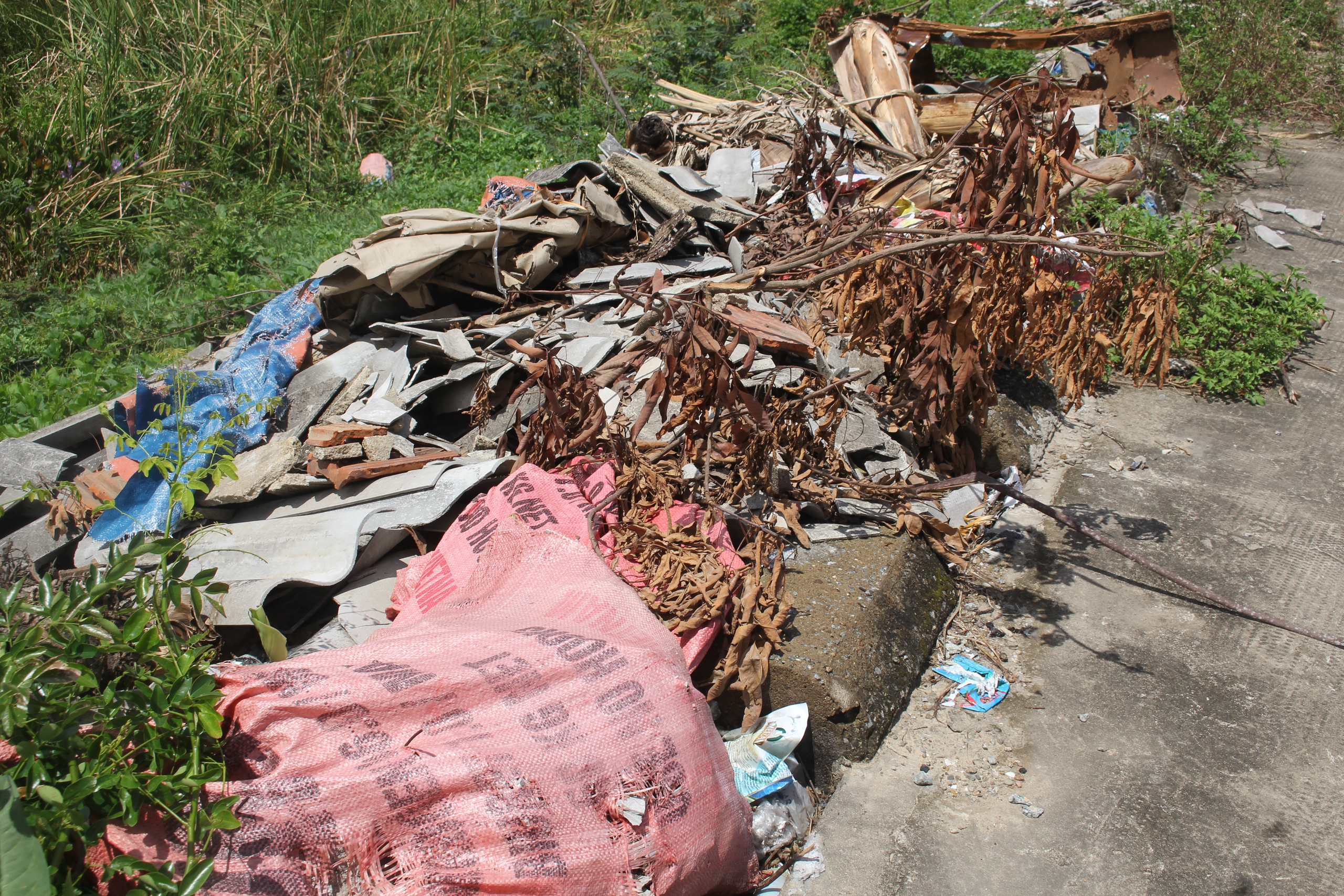 H&agrave; Tĩnh: Nhiều tuyến đường ngập r&aacute;c thải, vật liệu x&acirc;y dựng hư hỏng sau b&atilde;o- Ảnh 13.