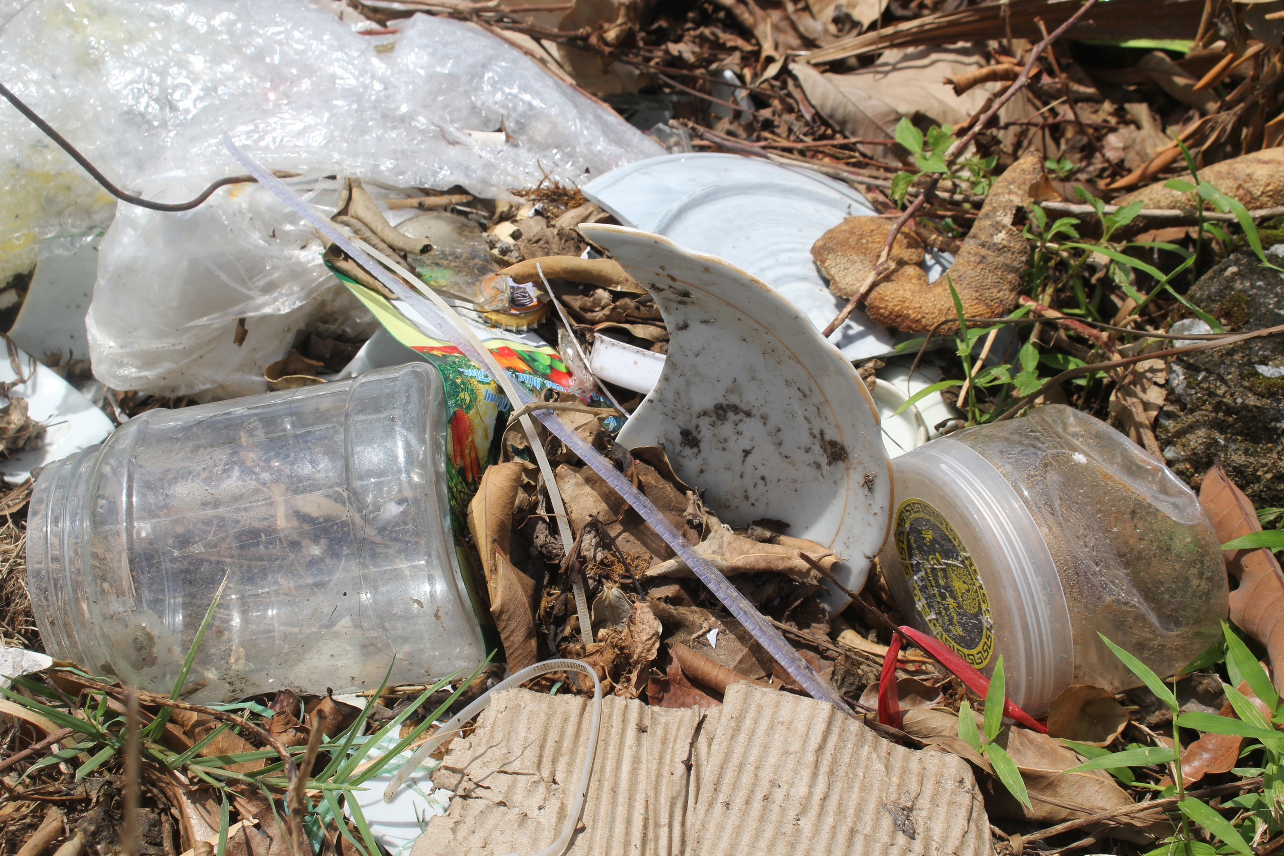 H&agrave; Tĩnh: Nhiều tuyến đường ngập r&aacute;c thải, vật liệu x&acirc;y dựng hư hỏng sau b&atilde;o- Ảnh 10.