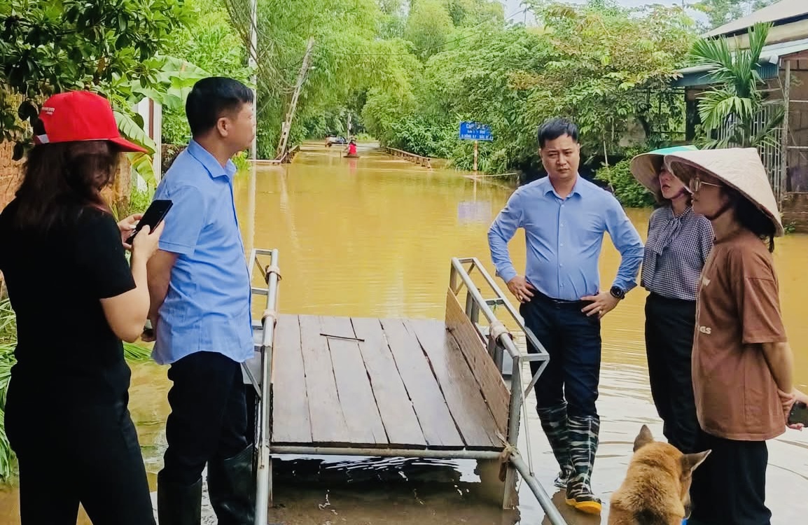 H&agrave; Nội: Hơn 2.500 người d&acirc;n x&atilde; Trung Gi&atilde; bị c&ocirc; lập do ngập s&acirc;u- Ảnh 1.