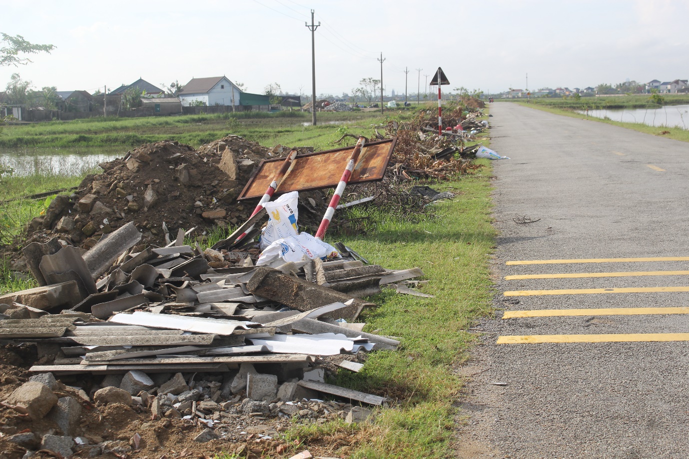 H&agrave; Tĩnh: Nhiều tuyến đường ngập r&aacute;c thải, vật liệu x&acirc;y dựng hư hỏng sau b&atilde;o- Ảnh 1.