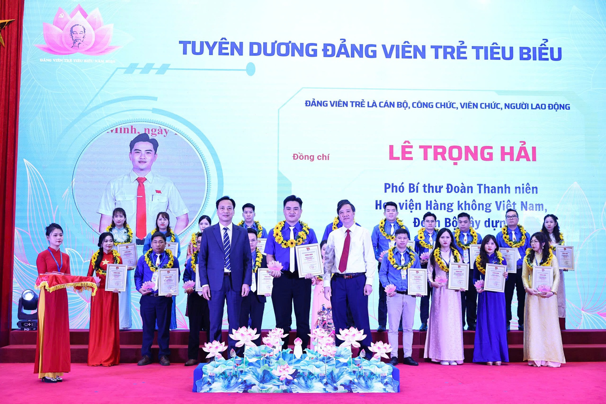 Tuy&ecirc;n dương 95 đảng vi&ecirc;n trẻ ti&ecirc;u biểu học tập v&agrave; l&agrave;m theo lời B&aacute;c năm 2025- Ảnh 4.