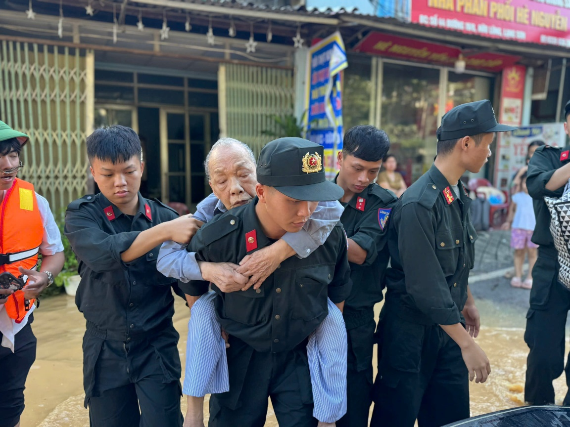X&uacute;c động h&igrave;nh ảnh C&ocirc;ng an Lạng Sơn ng&agrave;y đ&ecirc;m dầm m&igrave;nh trong mưa lũ hỗ trợ người d&acirc;n- Ảnh 5.