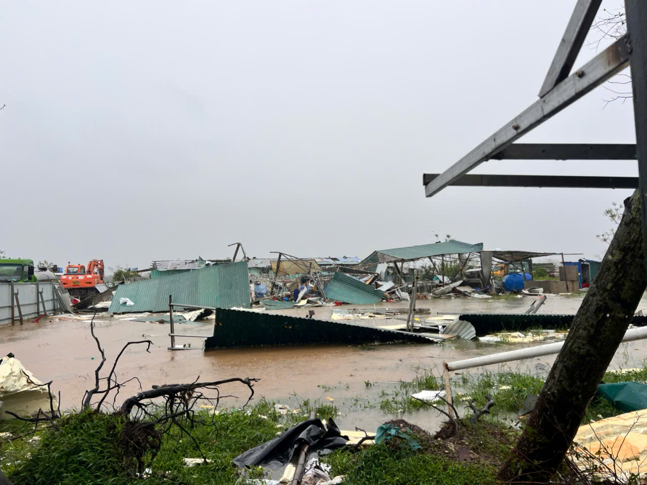 "Điểm s&aacute;ng" tr&ecirc;n c&ocirc;ng trường n&acirc;ng cấp s&acirc;n bay Vinh: Quyết t&acirc;m xong trước ng&agrave;y 19/12- Ảnh 18.