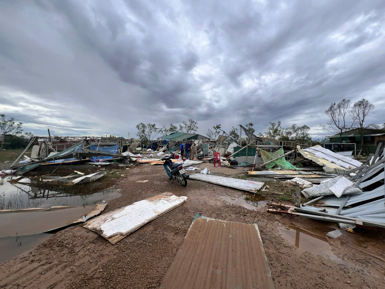 "Điểm s&aacute;ng" tr&ecirc;n c&ocirc;ng trường n&acirc;ng cấp s&acirc;n bay Vinh: Quyết t&acirc;m xong trước ng&agrave;y 19/12- Ảnh 16.