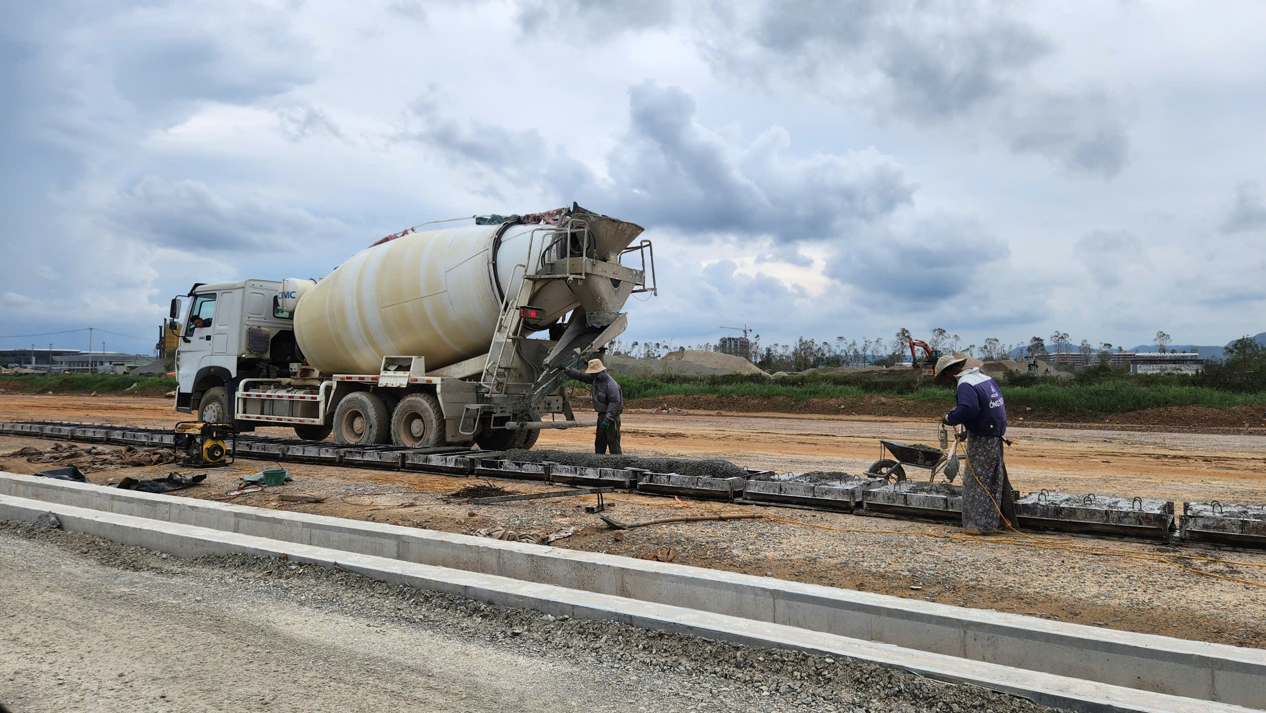 "Điểm s&aacute;ng" tr&ecirc;n c&ocirc;ng trường n&acirc;ng cấp s&acirc;n bay Vinh: Quyết t&acirc;m xong trước ng&agrave;y 19/12- Ảnh 14.