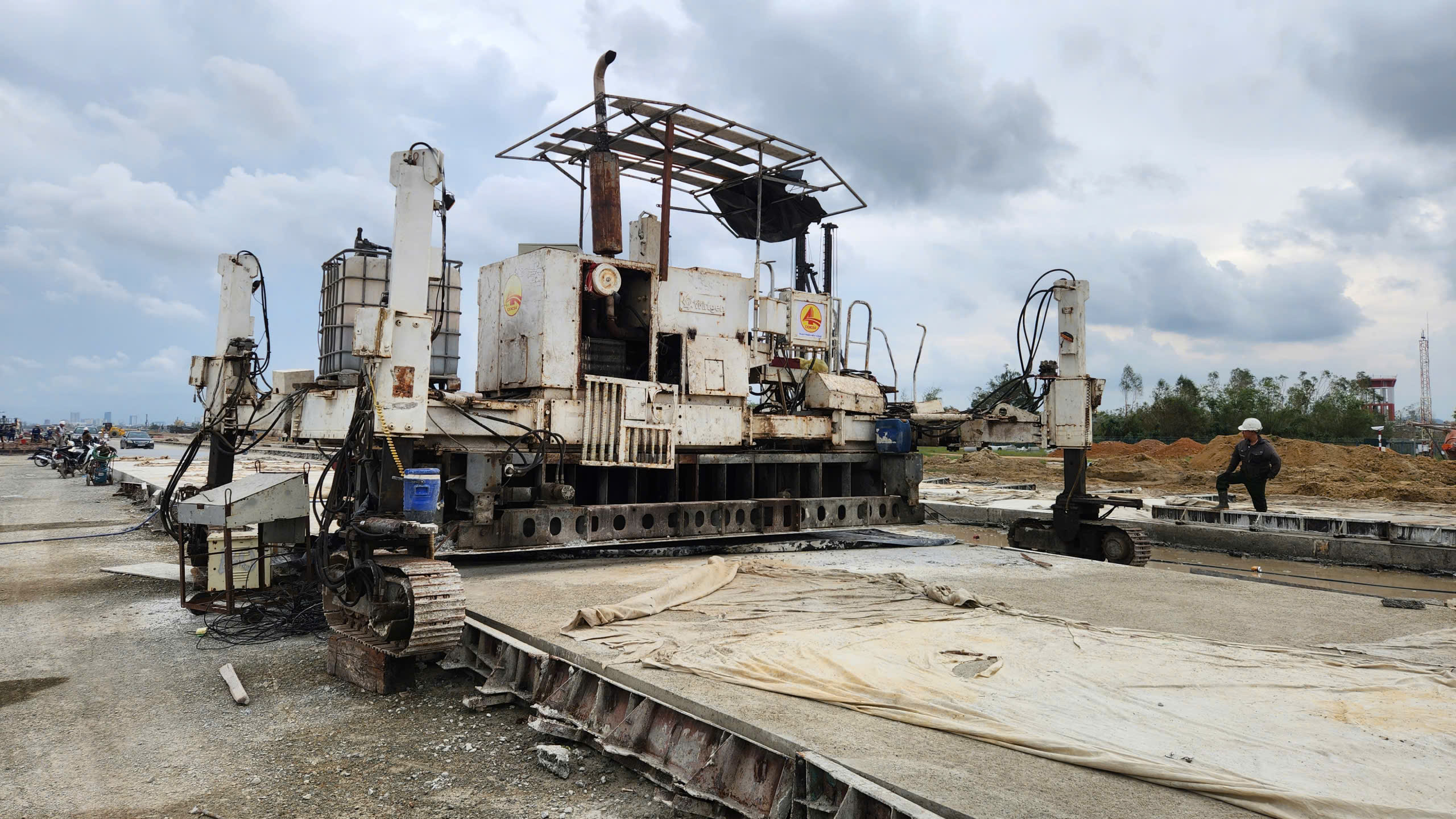 "Điểm s&aacute;ng" tr&ecirc;n c&ocirc;ng trường n&acirc;ng cấp s&acirc;n bay Vinh: Quyết t&acirc;m xong trước ng&agrave;y 19/12- Ảnh 4.