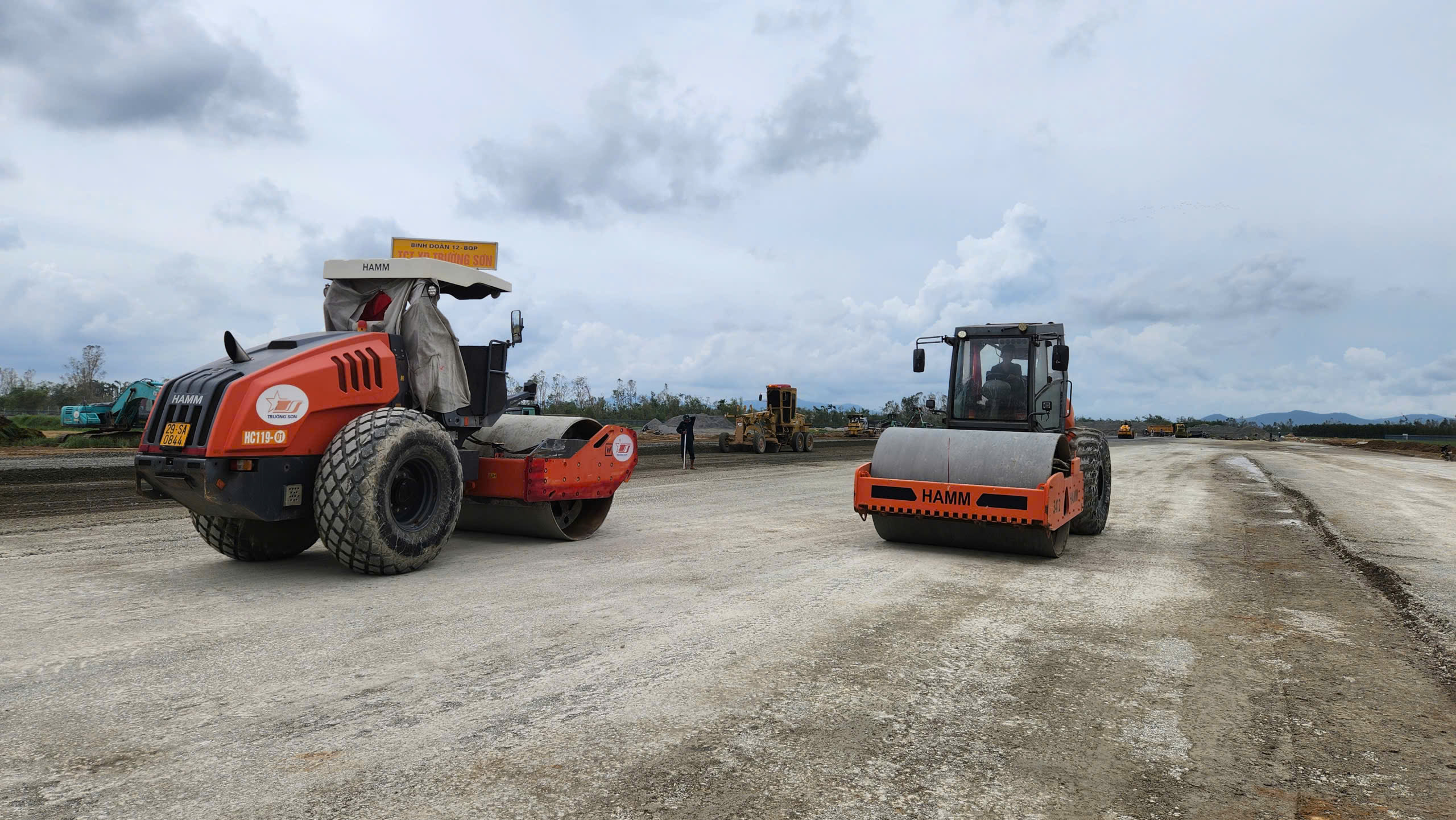 "Điểm s&aacute;ng" tr&ecirc;n c&ocirc;ng trường n&acirc;ng cấp s&acirc;n bay Vinh: Quyết t&acirc;m xong trước ng&agrave;y 19/12- Ảnh 6.