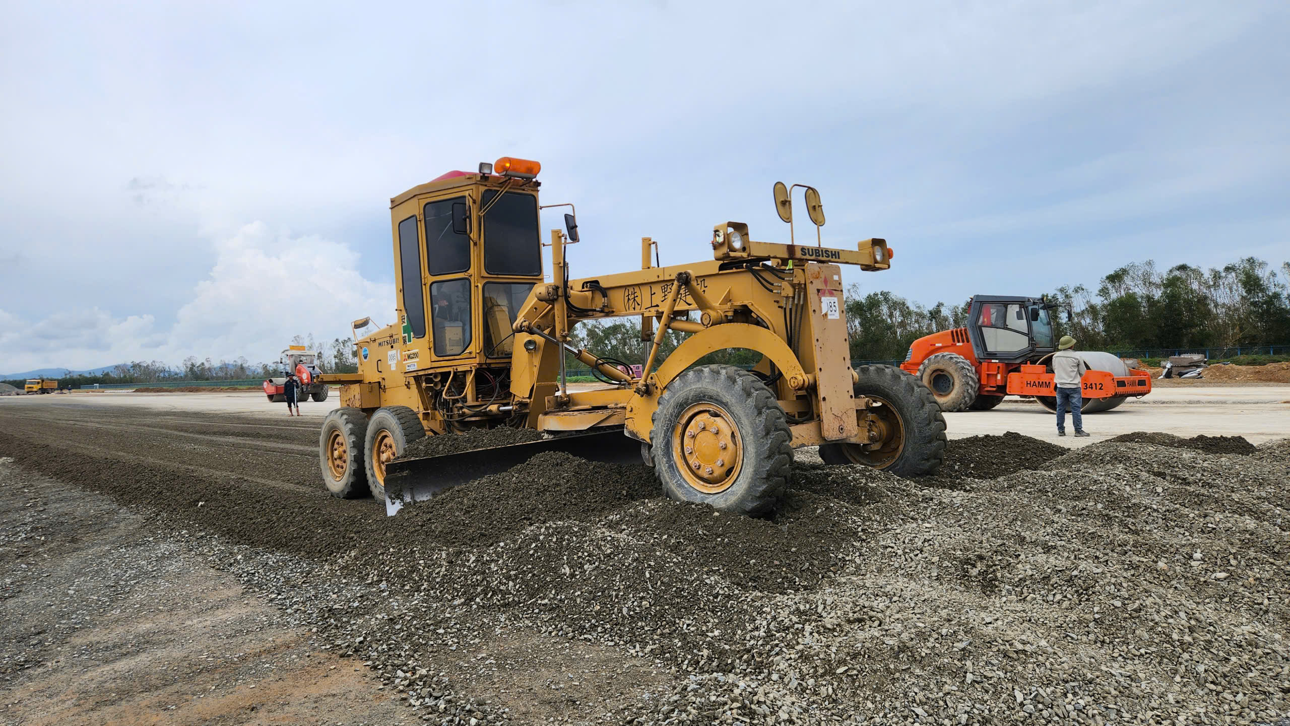 "Điểm s&aacute;ng" tr&ecirc;n c&ocirc;ng trường n&acirc;ng cấp s&acirc;n bay Vinh: Quyết t&acirc;m xong trước ng&agrave;y 19/12- Ảnh 5.