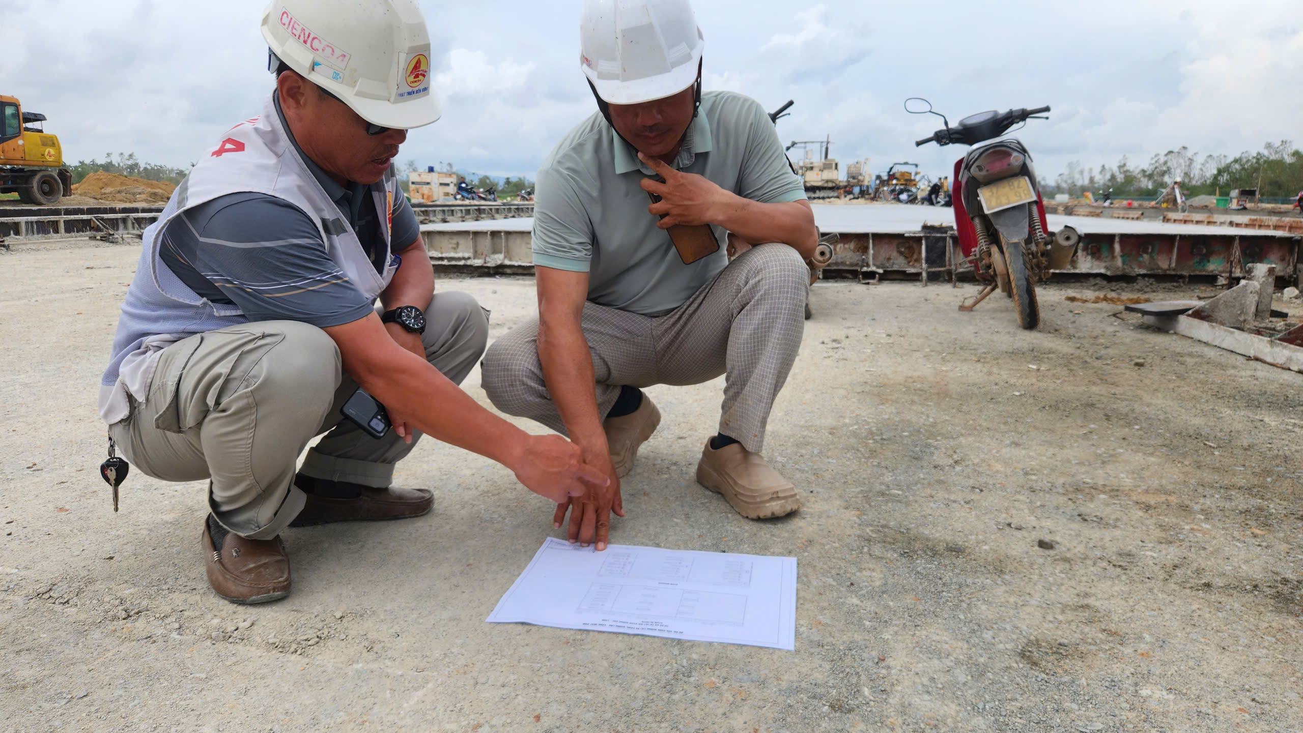 "Điểm s&aacute;ng" tr&ecirc;n c&ocirc;ng trường n&acirc;ng cấp s&acirc;n bay Vinh: Quyết t&acirc;m xong trước ng&agrave;y 19/12- Ảnh 22.