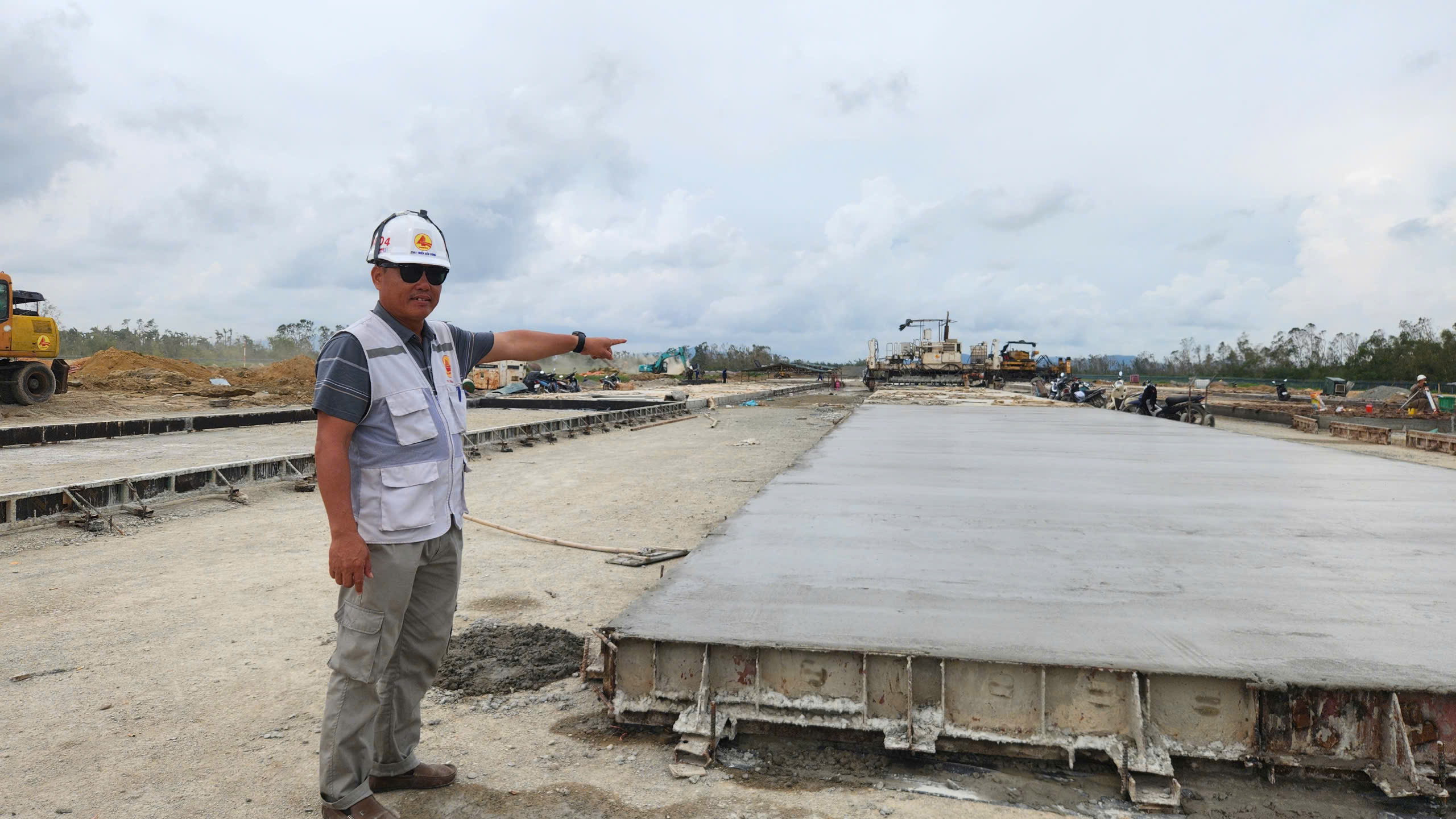 "Điểm s&aacute;ng" tr&ecirc;n c&ocirc;ng trường n&acirc;ng cấp s&acirc;n bay Vinh: Quyết t&acirc;m xong trước ng&agrave;y 19/12- Ảnh 7.