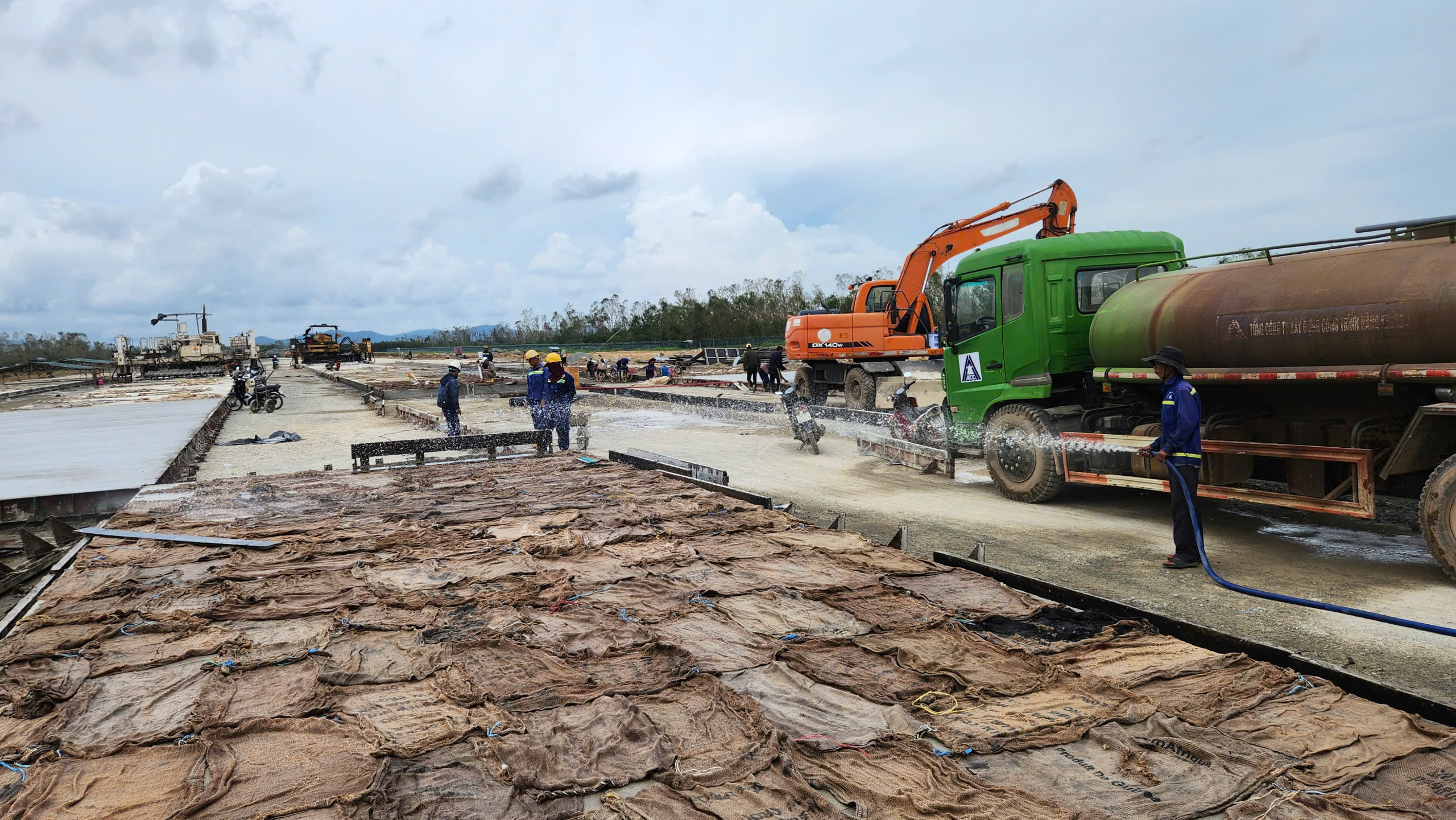 "Điểm s&aacute;ng" tr&ecirc;n c&ocirc;ng trường n&acirc;ng cấp s&acirc;n bay Vinh: Quyết t&acirc;m xong trước ng&agrave;y 19/12- Ảnh 23.