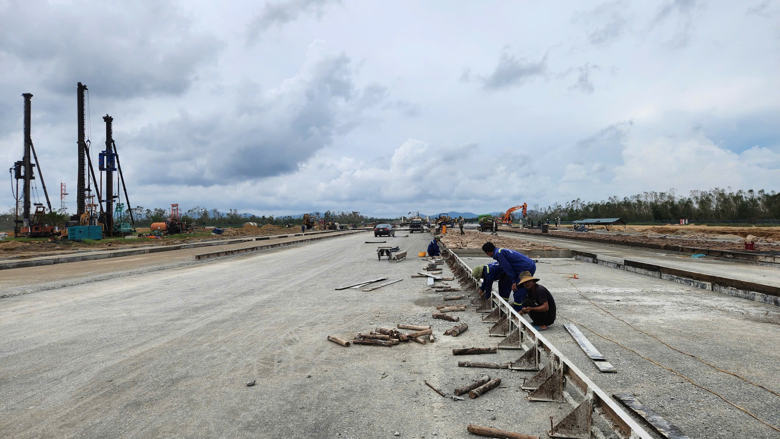 "Điểm s&aacute;ng" tr&ecirc;n c&ocirc;ng trường n&acirc;ng cấp s&acirc;n bay Vinh: Quyết t&acirc;m xong trước ng&agrave;y 19/12- Ảnh 3.