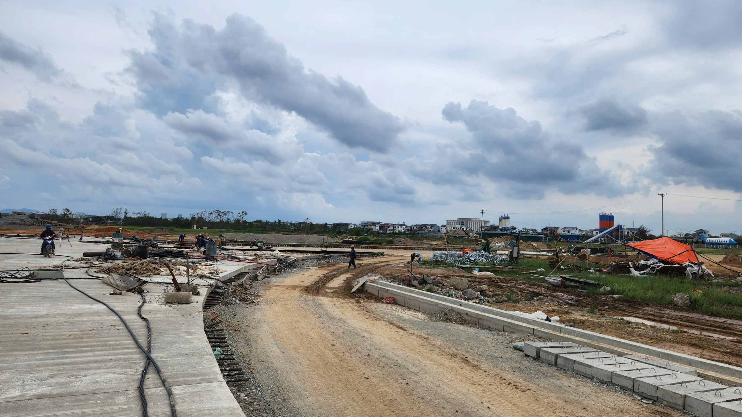 "Điểm s&aacute;ng" tr&ecirc;n c&ocirc;ng trường n&acirc;ng cấp s&acirc;n bay Vinh: Quyết t&acirc;m xong trước ng&agrave;y 19/12- Ảnh 10.