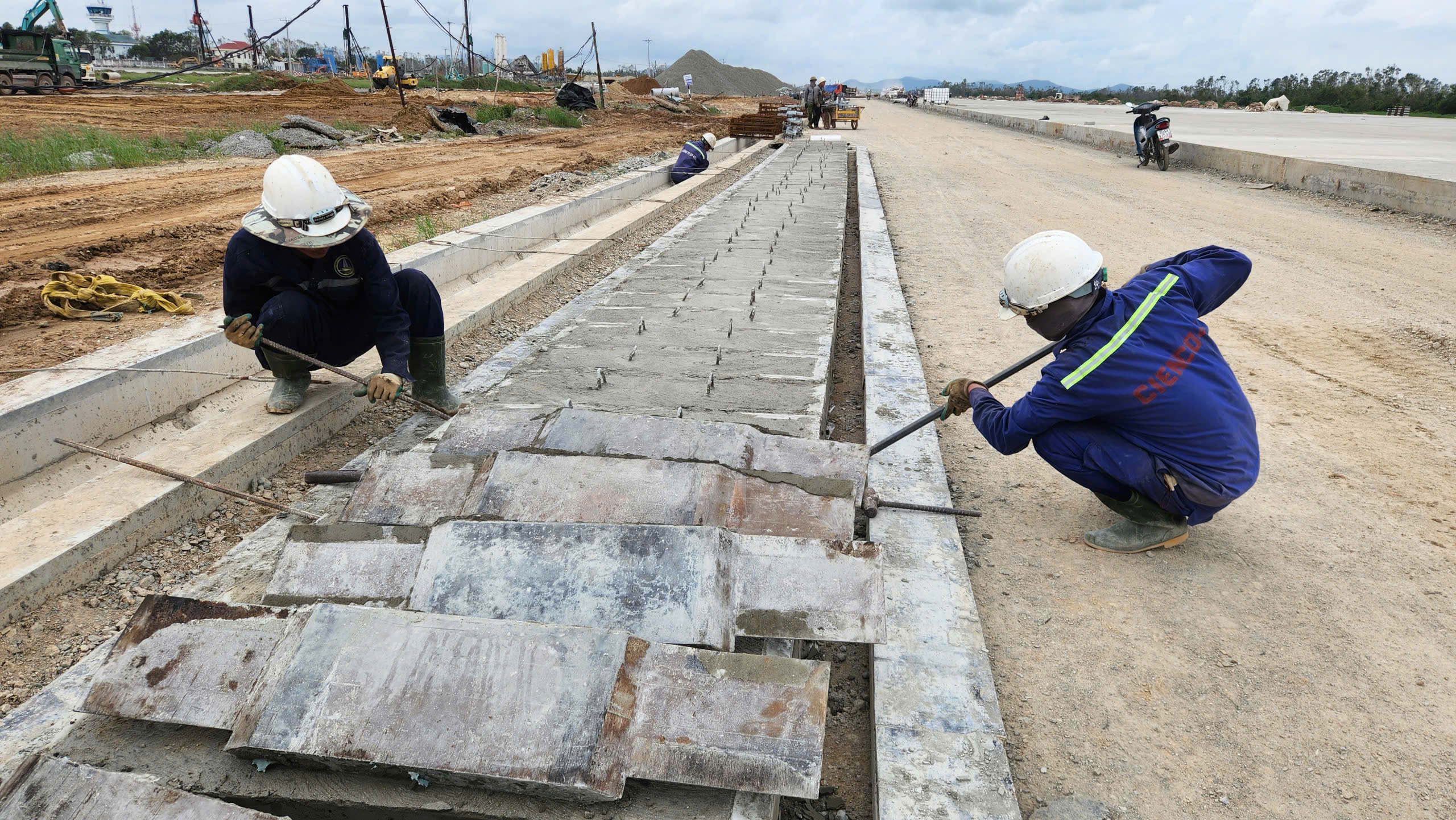 "Điểm s&aacute;ng" tr&ecirc;n c&ocirc;ng trường n&acirc;ng cấp s&acirc;n bay Vinh: Quyết t&acirc;m xong trước ng&agrave;y 19/12- Ảnh 13.