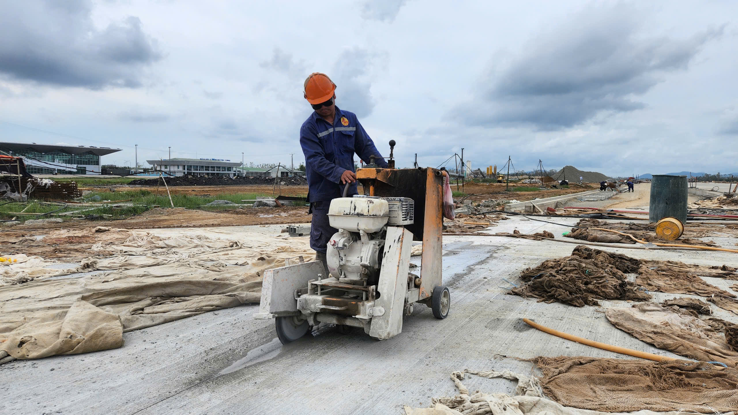 "Điểm s&aacute;ng" tr&ecirc;n c&ocirc;ng trường n&acirc;ng cấp s&acirc;n bay Vinh: Quyết t&acirc;m xong trước ng&agrave;y 19/12- Ảnh 12.