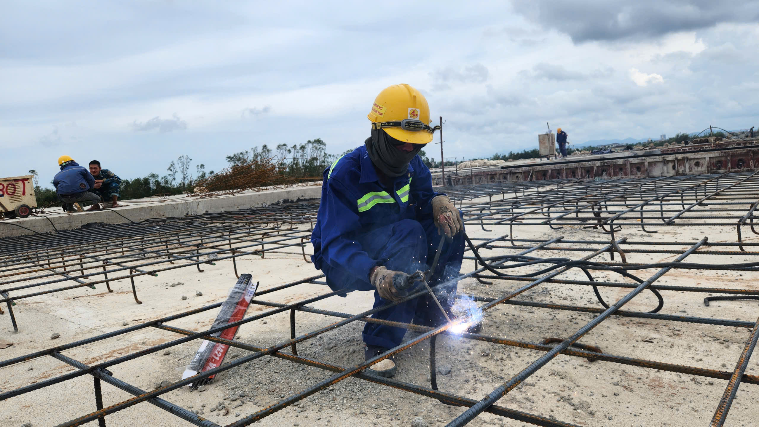 "Điểm s&aacute;ng" tr&ecirc;n c&ocirc;ng trường n&acirc;ng cấp s&acirc;n bay Vinh: Quyết t&acirc;m xong trước ng&agrave;y 19/12- Ảnh 21.
