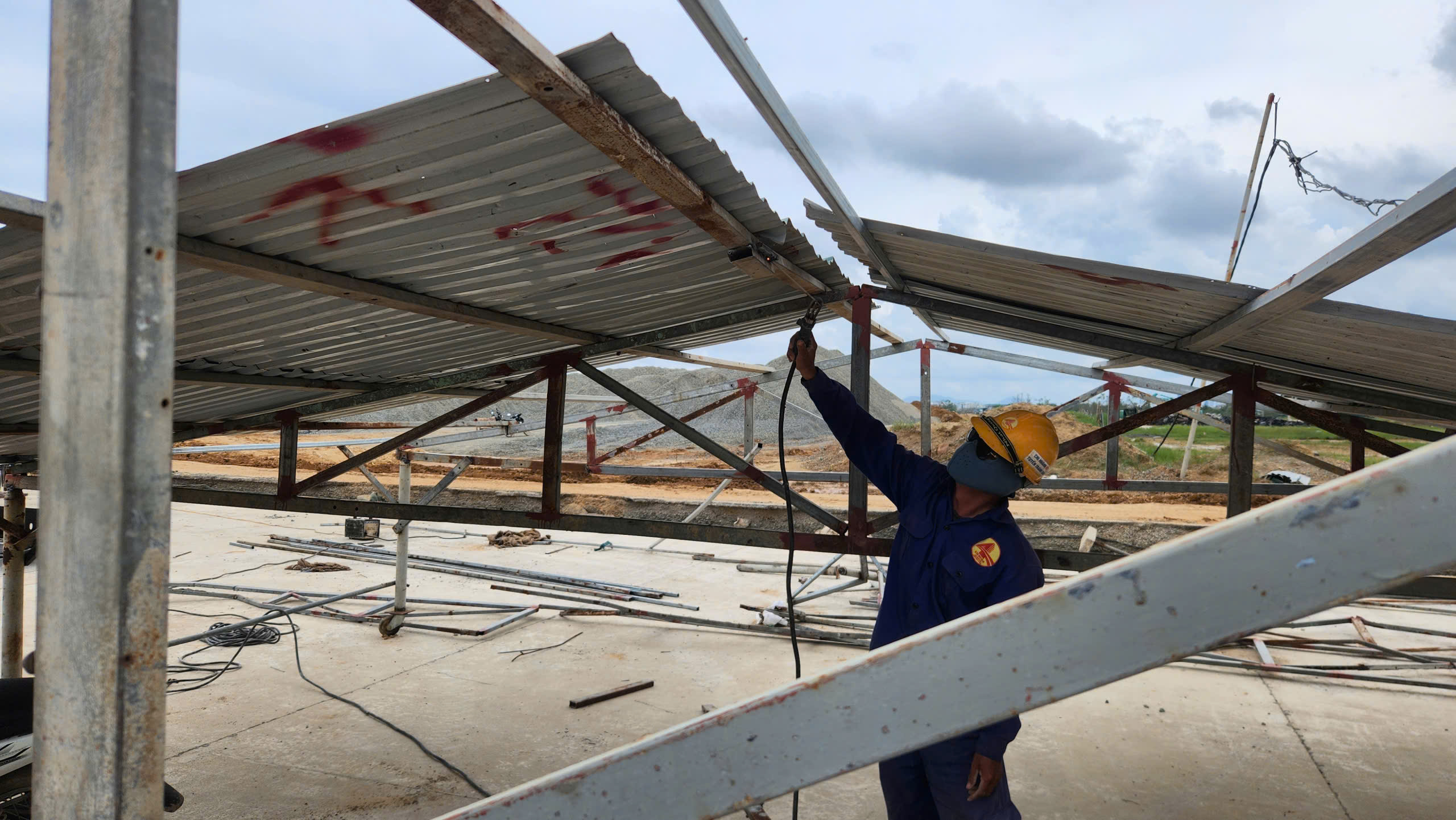 "Điểm s&aacute;ng" tr&ecirc;n c&ocirc;ng trường n&acirc;ng cấp s&acirc;n bay Vinh: Quyết t&acirc;m xong trước ng&agrave;y 19/12- Ảnh 15.