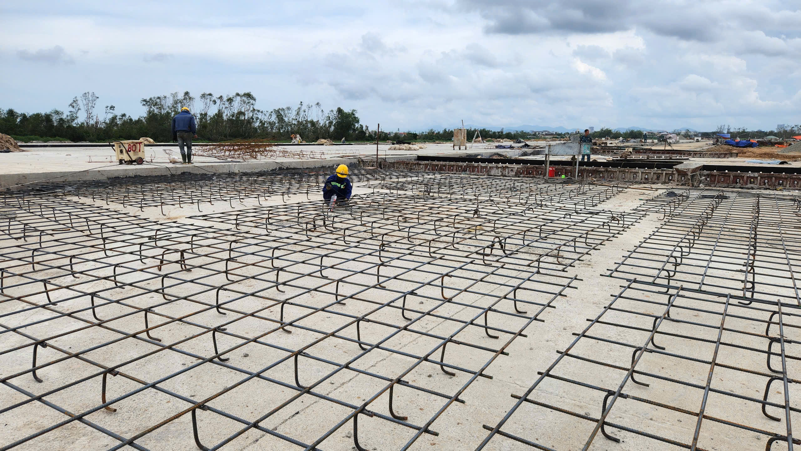 "Điểm s&aacute;ng" tr&ecirc;n c&ocirc;ng trường n&acirc;ng cấp s&acirc;n bay Vinh: Quyết t&acirc;m xong trước ng&agrave;y 19/12- Ảnh 8.