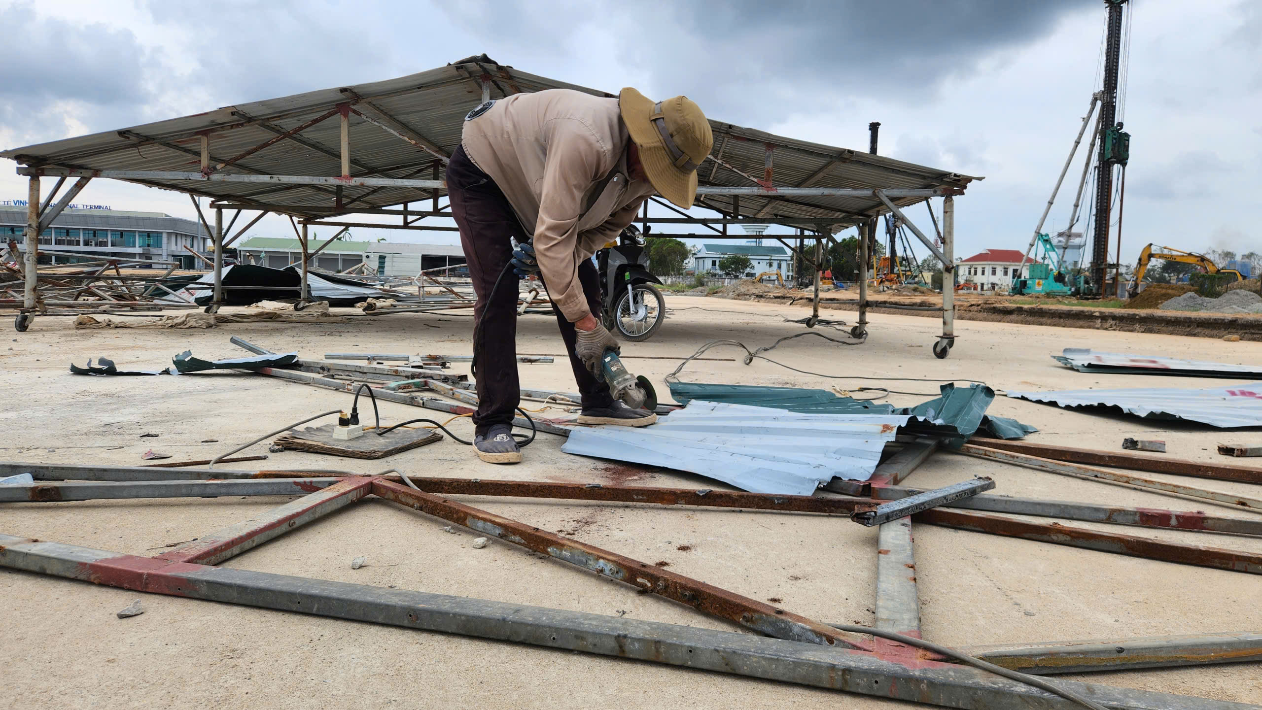 "Điểm s&aacute;ng" tr&ecirc;n c&ocirc;ng trường n&acirc;ng cấp s&acirc;n bay Vinh: Quyết t&acirc;m xong trước ng&agrave;y 19/12- Ảnh 20.