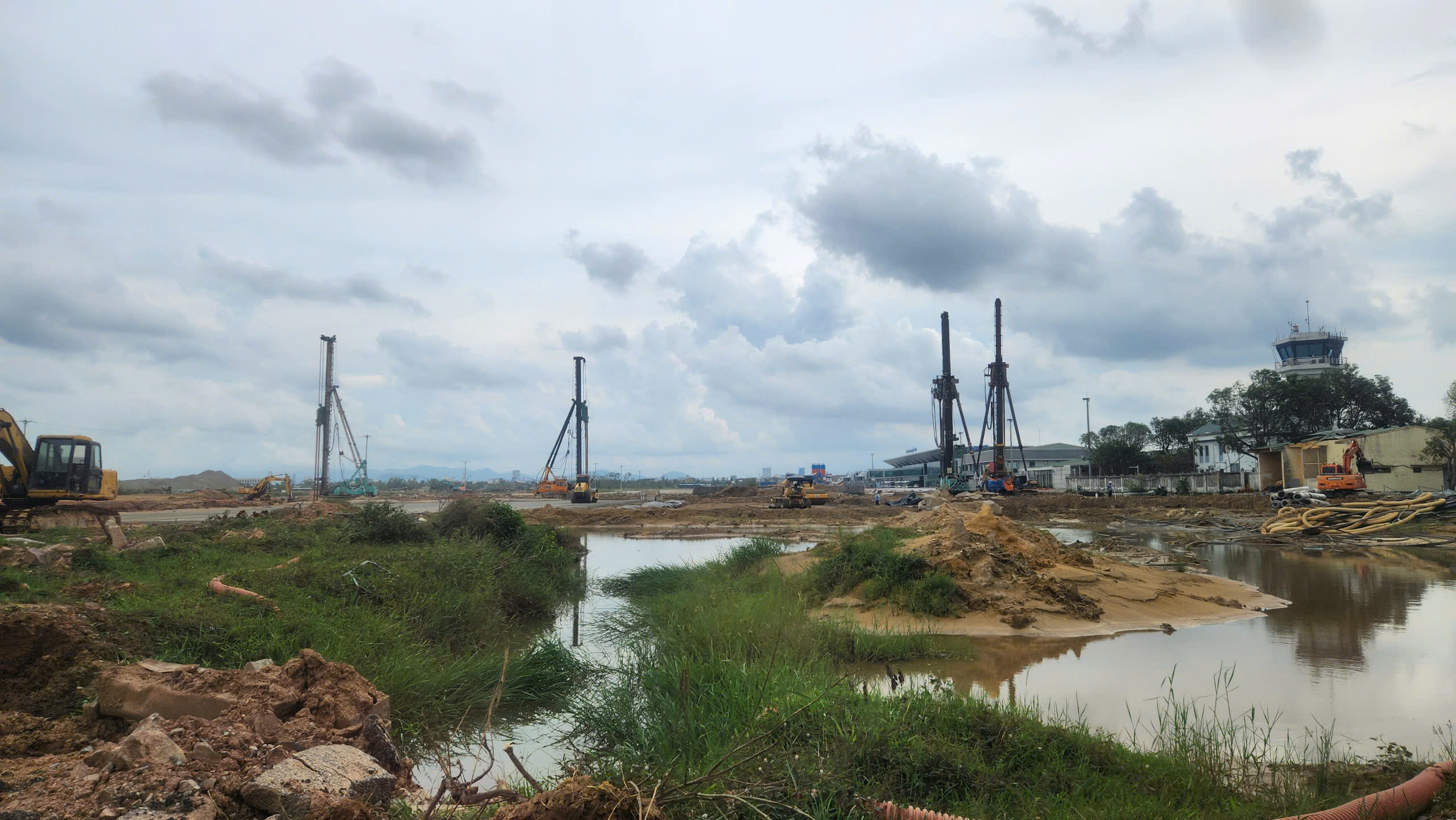 "Điểm s&aacute;ng" tr&ecirc;n c&ocirc;ng trường n&acirc;ng cấp s&acirc;n bay Vinh: Quyết t&acirc;m xong trước ng&agrave;y 19/12- Ảnh 11.