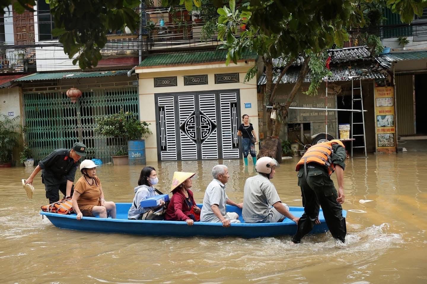 Tuy&ecirc;n Quang: Mưa lớn g&acirc;y ngập &uacute;ng, sạt lở, sập cổng ch&agrave;o x&atilde; Đồng Văn- Ảnh 6.