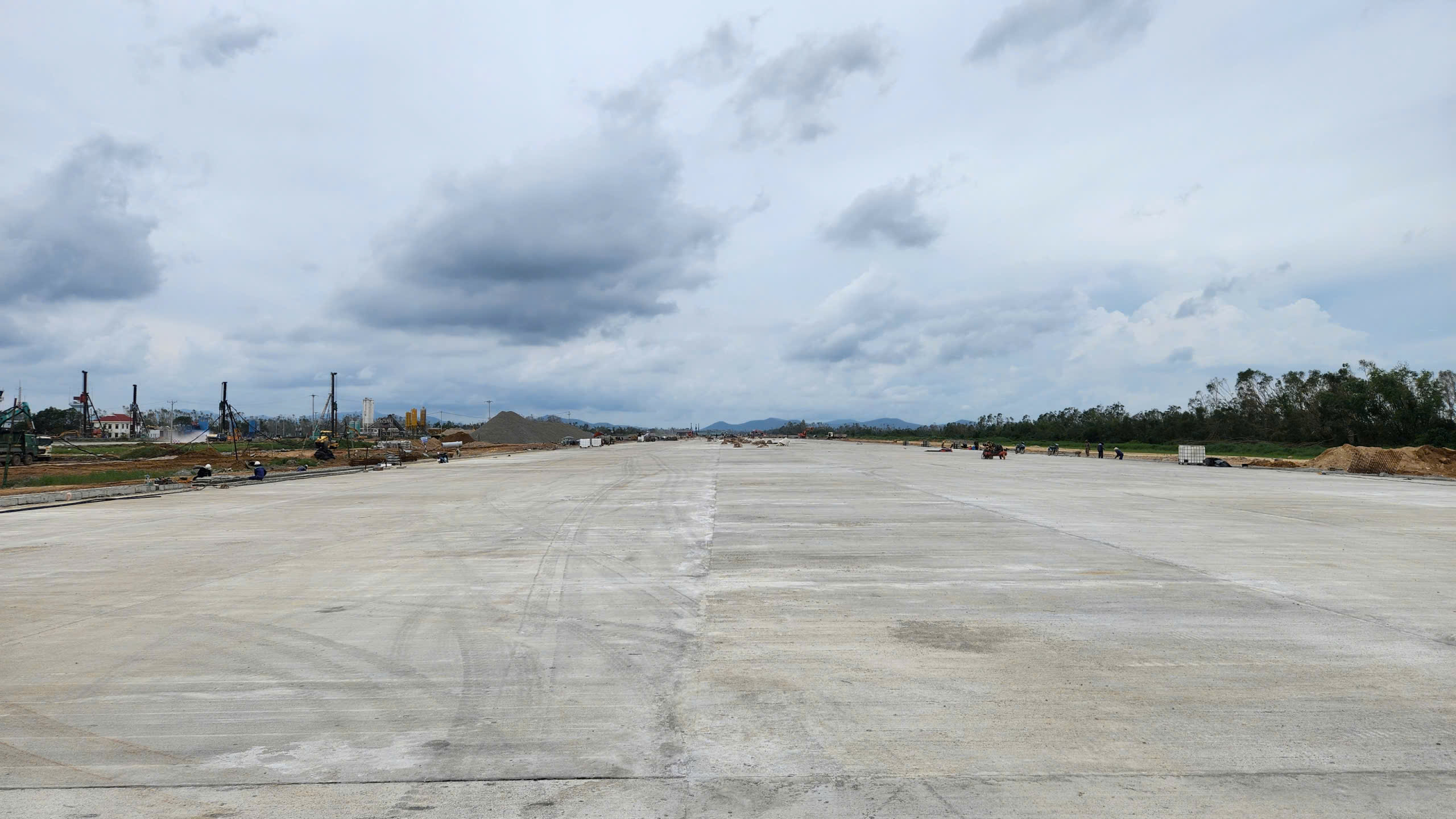 "Điểm s&aacute;ng" tr&ecirc;n c&ocirc;ng trường n&acirc;ng cấp s&acirc;n bay Vinh: Quyết t&acirc;m xong trước ng&agrave;y 19/12- Ảnh 25.