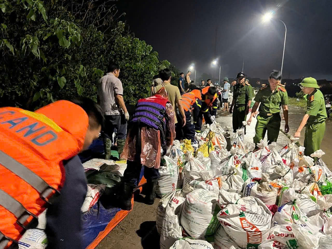 H&agrave;ng ngh&igrave;n người trắng đ&ecirc;m hộ đ&ecirc;, chống lũ tại Bắc Ninh- Ảnh 10.