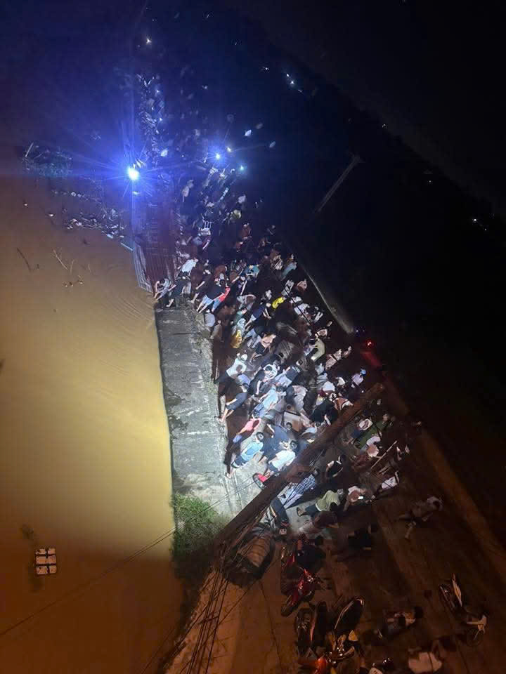 H&agrave;ng ngh&igrave;n người trắng đ&ecirc;m hộ đ&ecirc;, chống lũ tại Bắc Ninh- Ảnh 8.