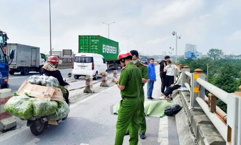 Hiện trường vụ tai nạn tr&ecirc;n cầu Thanh Tr&igrave;, H&agrave; Nội.