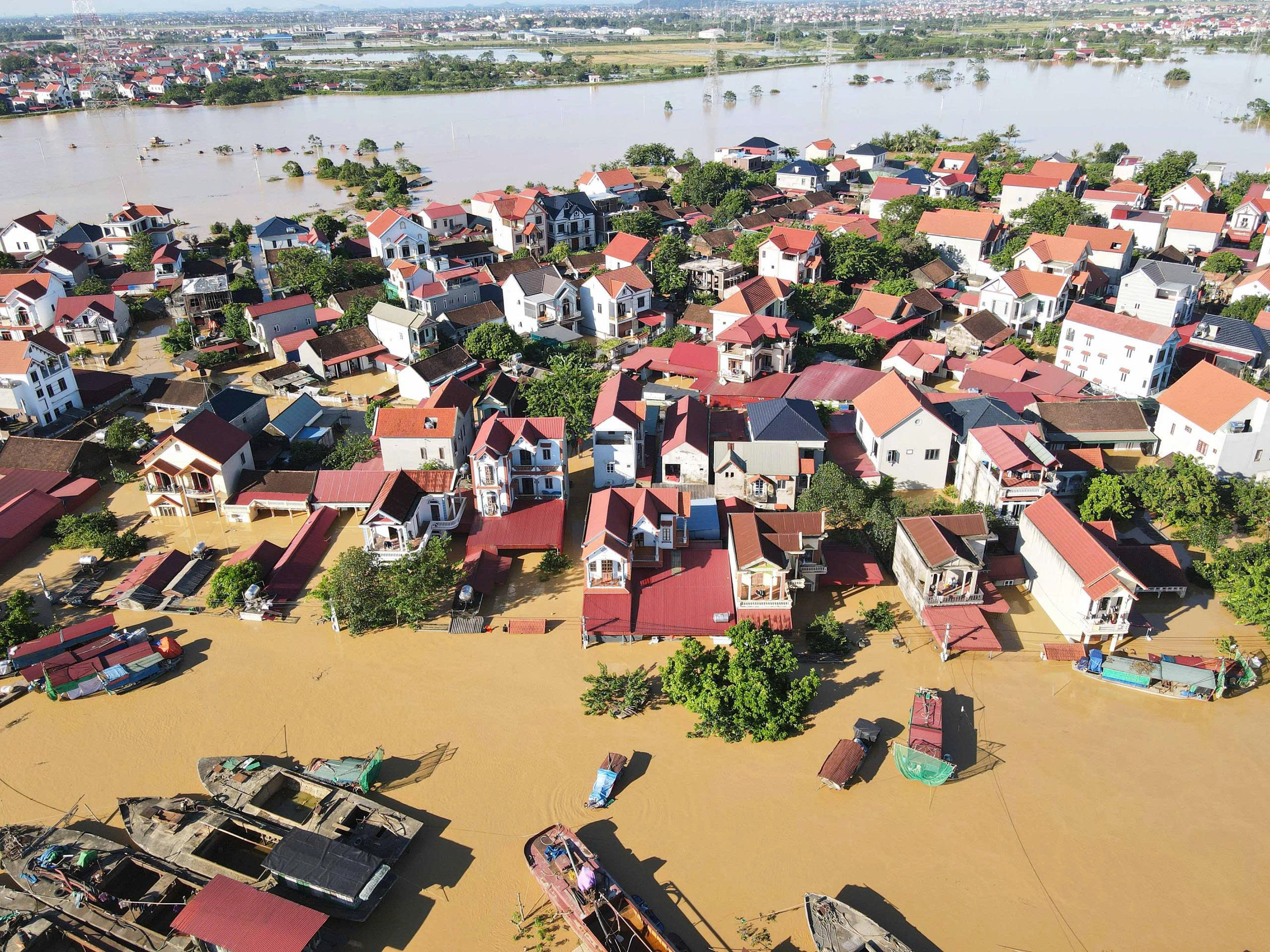 Bắc Ninh c&ograve;n hơn 6.000 hộ d&acirc;n bị c&ocirc; lập, thiệt hại gần 1.700 tỷ đồng do b&atilde;o số 11- Ảnh 2.