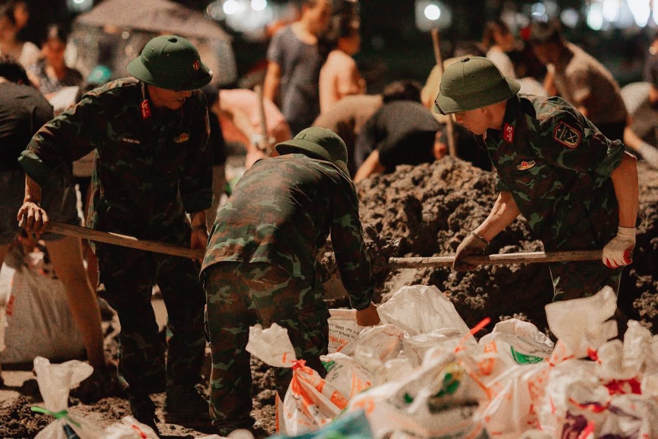 Bắc Ninh: Trắng đ&ecirc;m đắp đ&ecirc; ngăn lũ s&ocirc;ng Cầu- Ảnh 3.