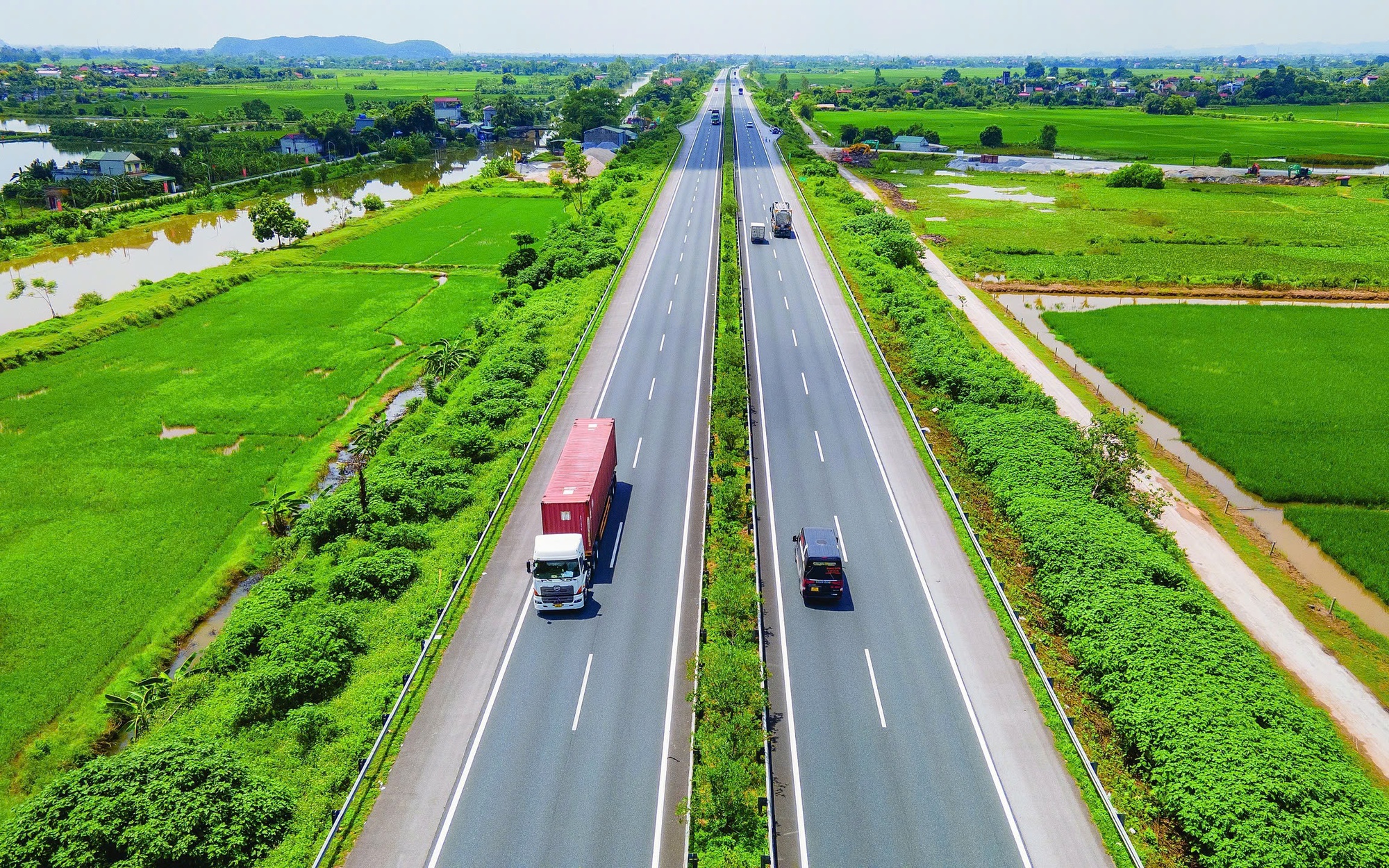 VEC miễn ph&iacute; sử dụng đường bộ cho xe chở h&agrave;ng cứu trợ b&atilde;o lũ tr&ecirc;n 5 tuyến cao tốc