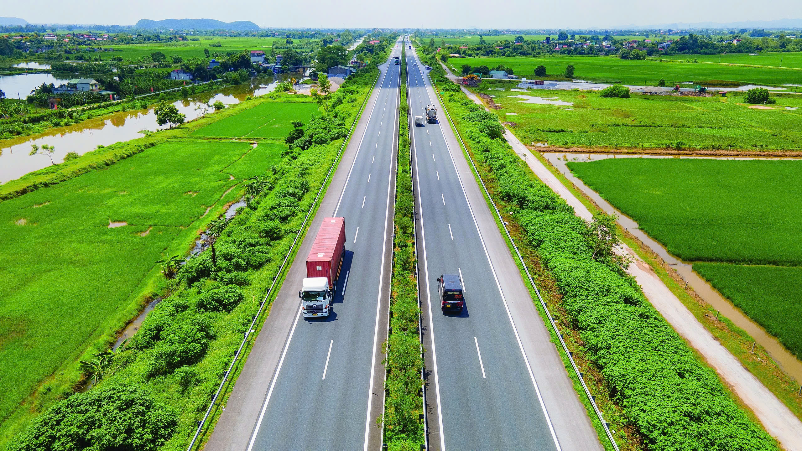 VEC miễn ph&iacute; sử dụng đường bộ cho xe chở h&agrave;ng cứu trợ b&atilde;o lũ tr&ecirc;n 5 tuyến cao tốc- Ảnh 1.