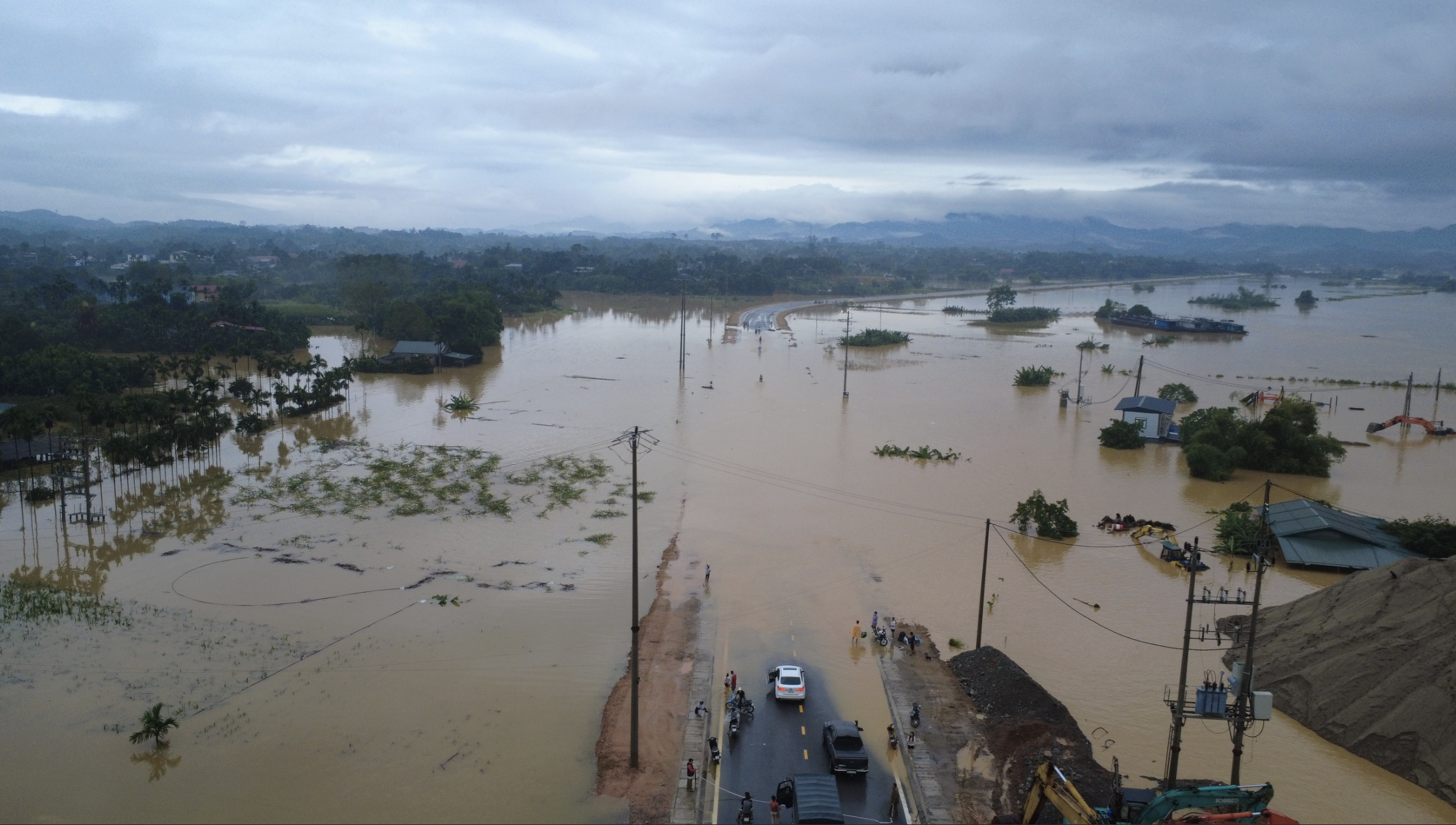 Bộ X&acirc;y dựng y&ecirc;u cầu to&agrave;n ng&agrave;nh huy động tối đa lực lượng ứng ph&oacute; mưa lũ sau b&atilde;o- Ảnh 1.
