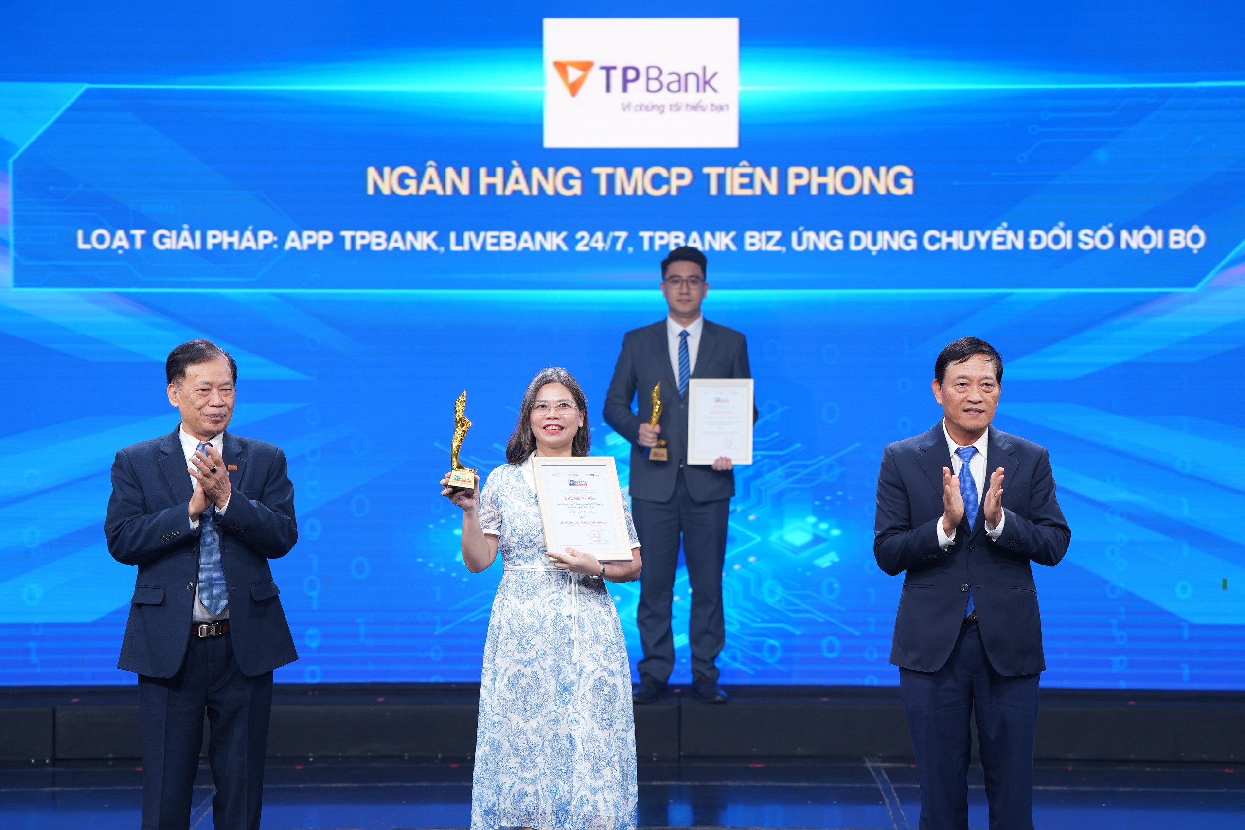 TPBank được vinh danh ng&acirc;n h&agrave;ng chuyển đổi số xuất sắc- Ảnh 1.
