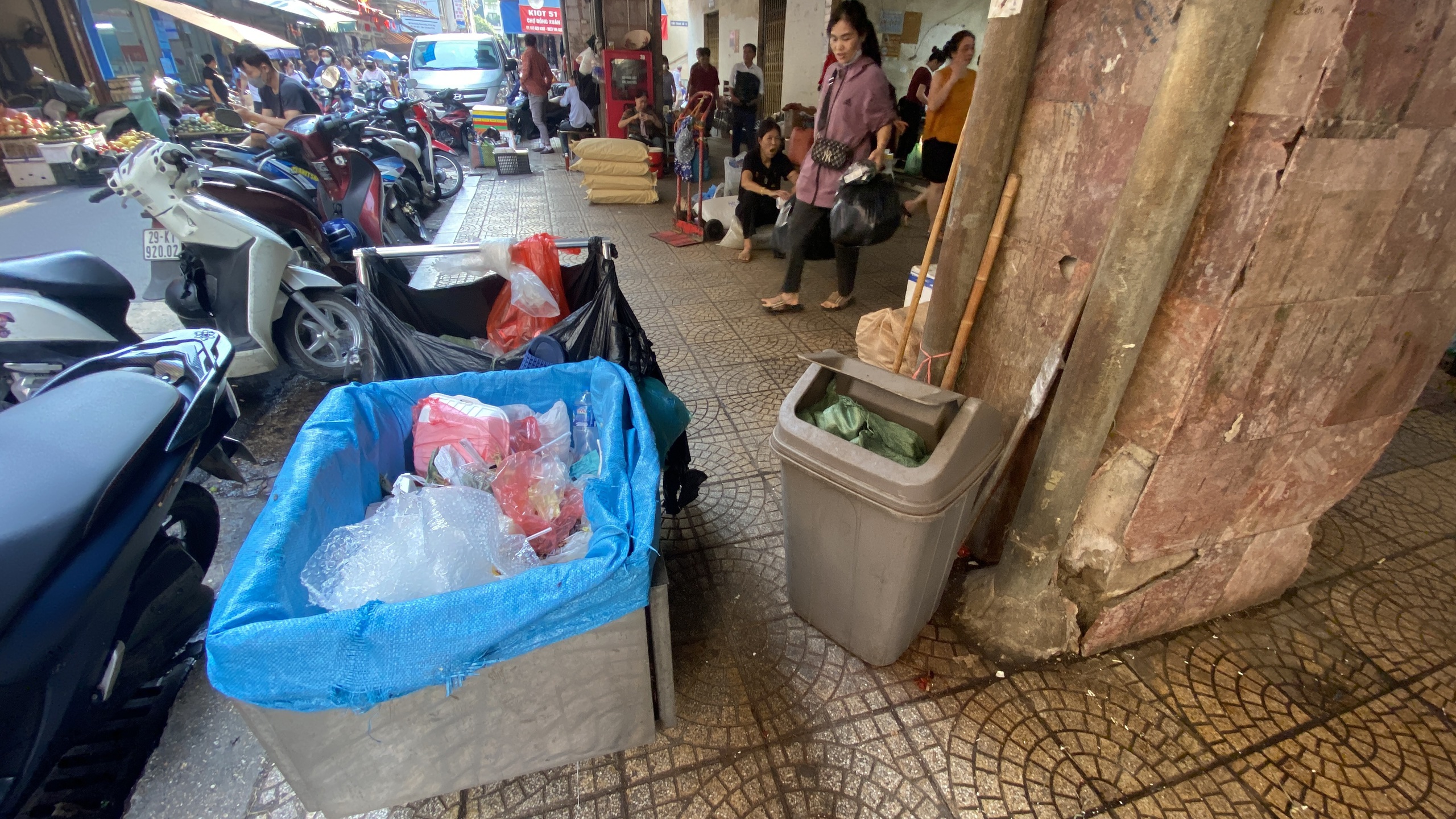 H&agrave; Nội: Chợ Đồng Xu&acirc;n - Từ kh&ocirc;ng gian k&yacute; ức tới "Chợ kh&ocirc;ng r&aacute;c thải"- Ảnh 14.