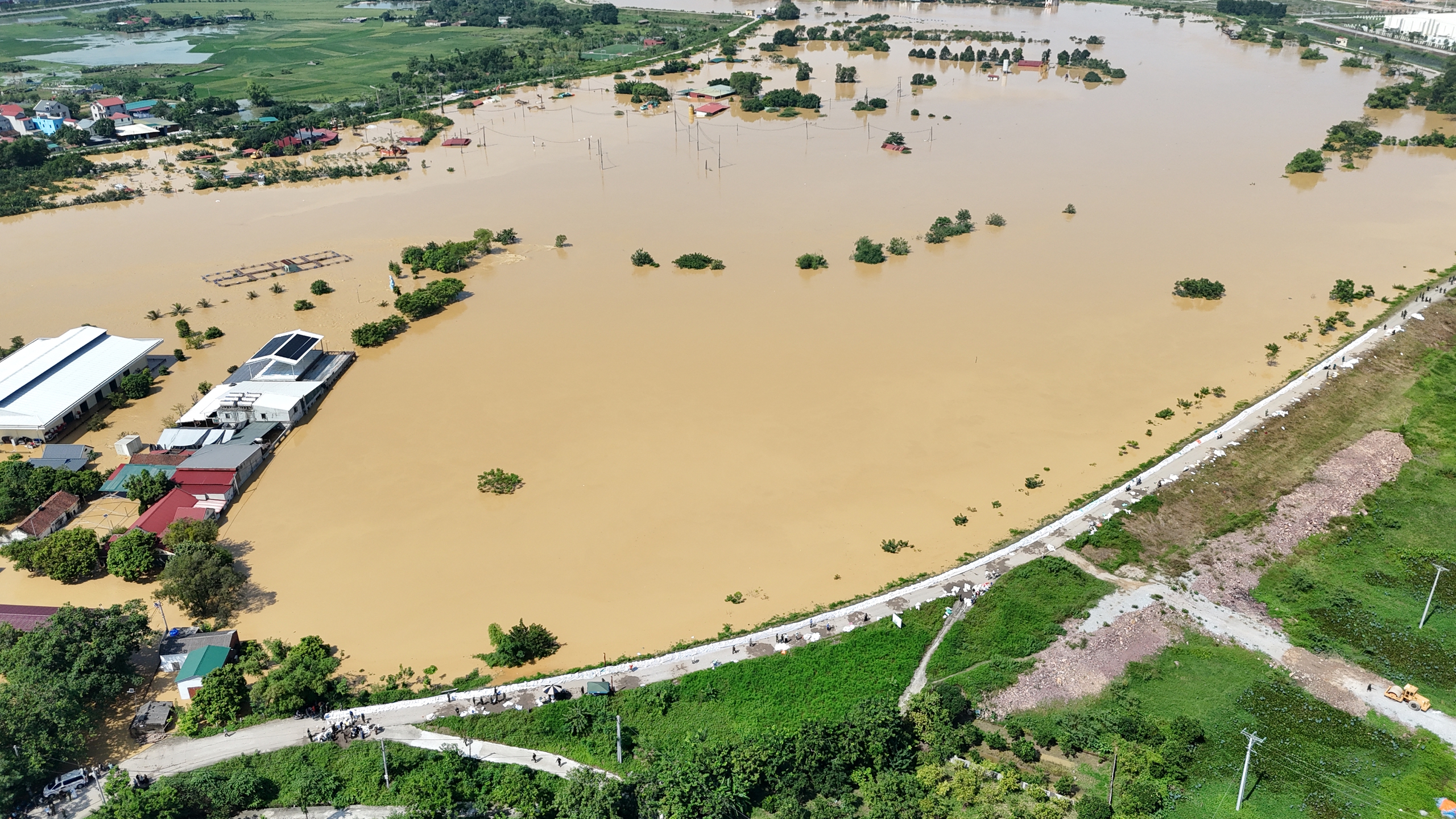 Huy động qu&acirc;n đội hộ đ&ecirc;, khẩn cấp ngăn lũ tr&agrave;n v&agrave;o khu c&ocirc;ng nghiệp ở Bắc Ninh- Ảnh 3.