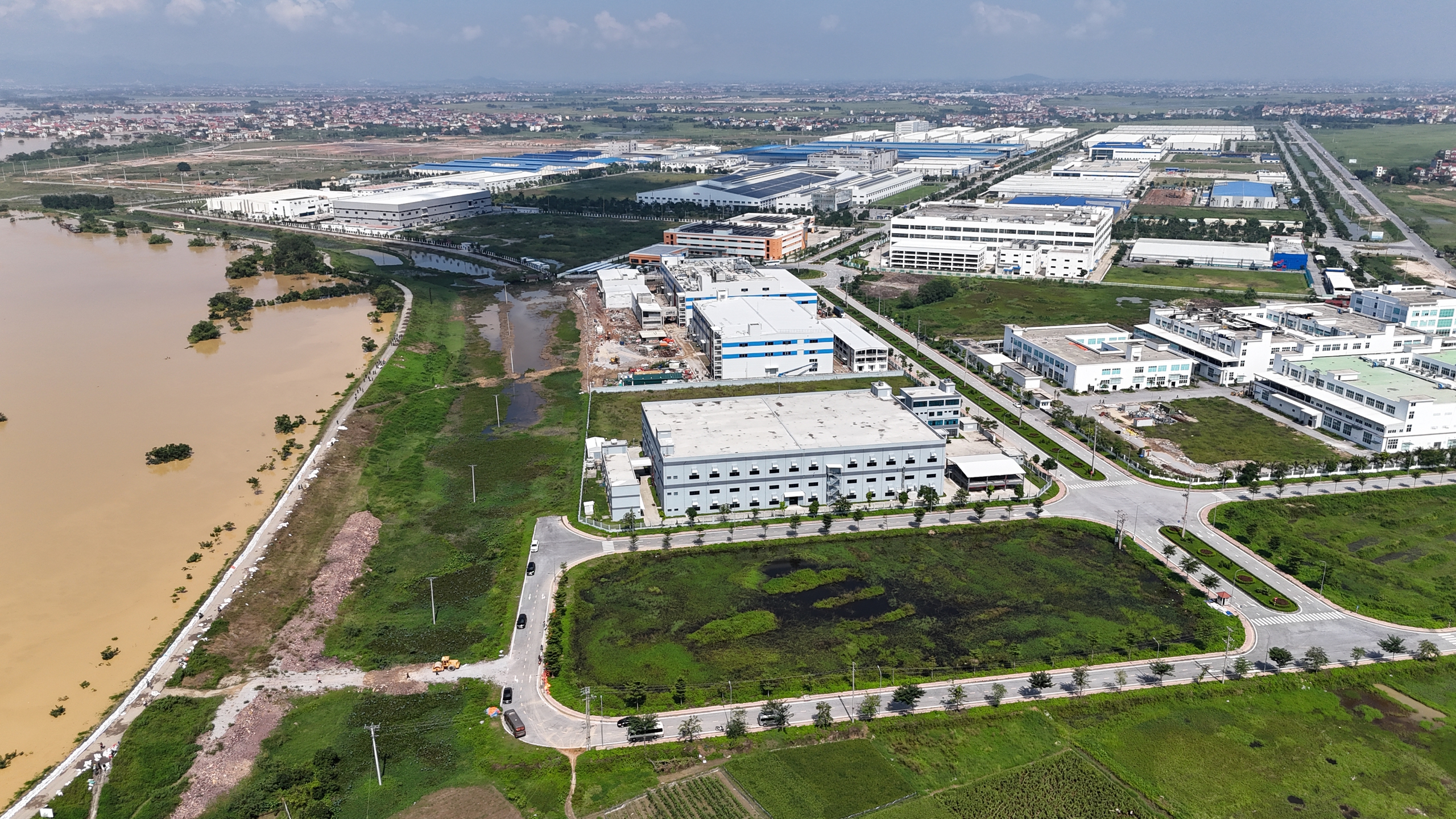 Huy động qu&acirc;n đội hộ đ&ecirc;, khẩn cấp ngăn lũ tr&agrave;n v&agrave;o khu c&ocirc;ng nghiệp ở Bắc Ninh- Ảnh 2.