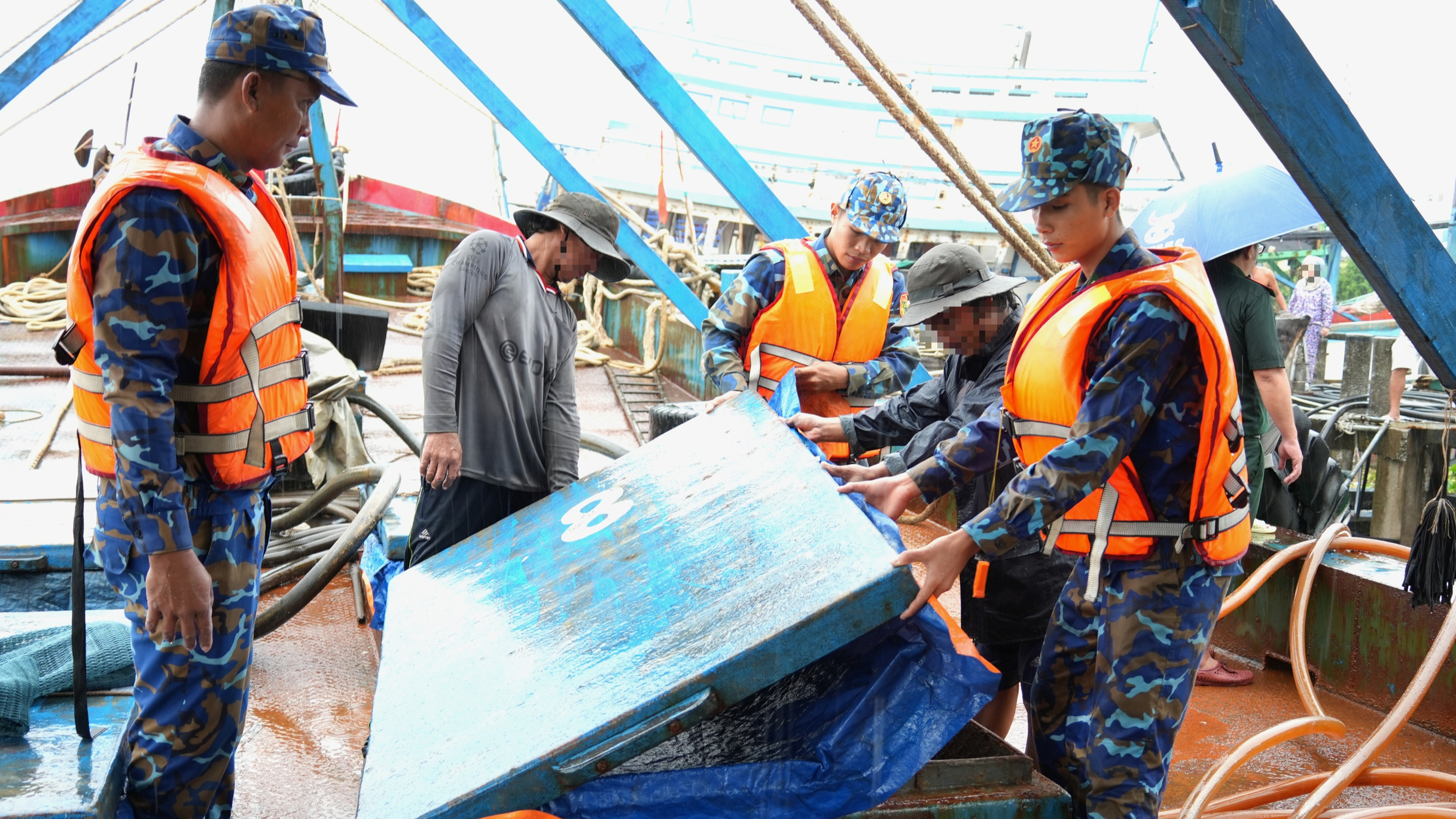 Cà Mau: Phát hiện hai tàu cá vận chuyển gần 90.000 lít dầu DO trái phép- Ảnh 1. Cà Mau: Phát hiện hai tàu cá vận chuyển gần 90.000 lít dầu DO trái phép- Ảnh 1.