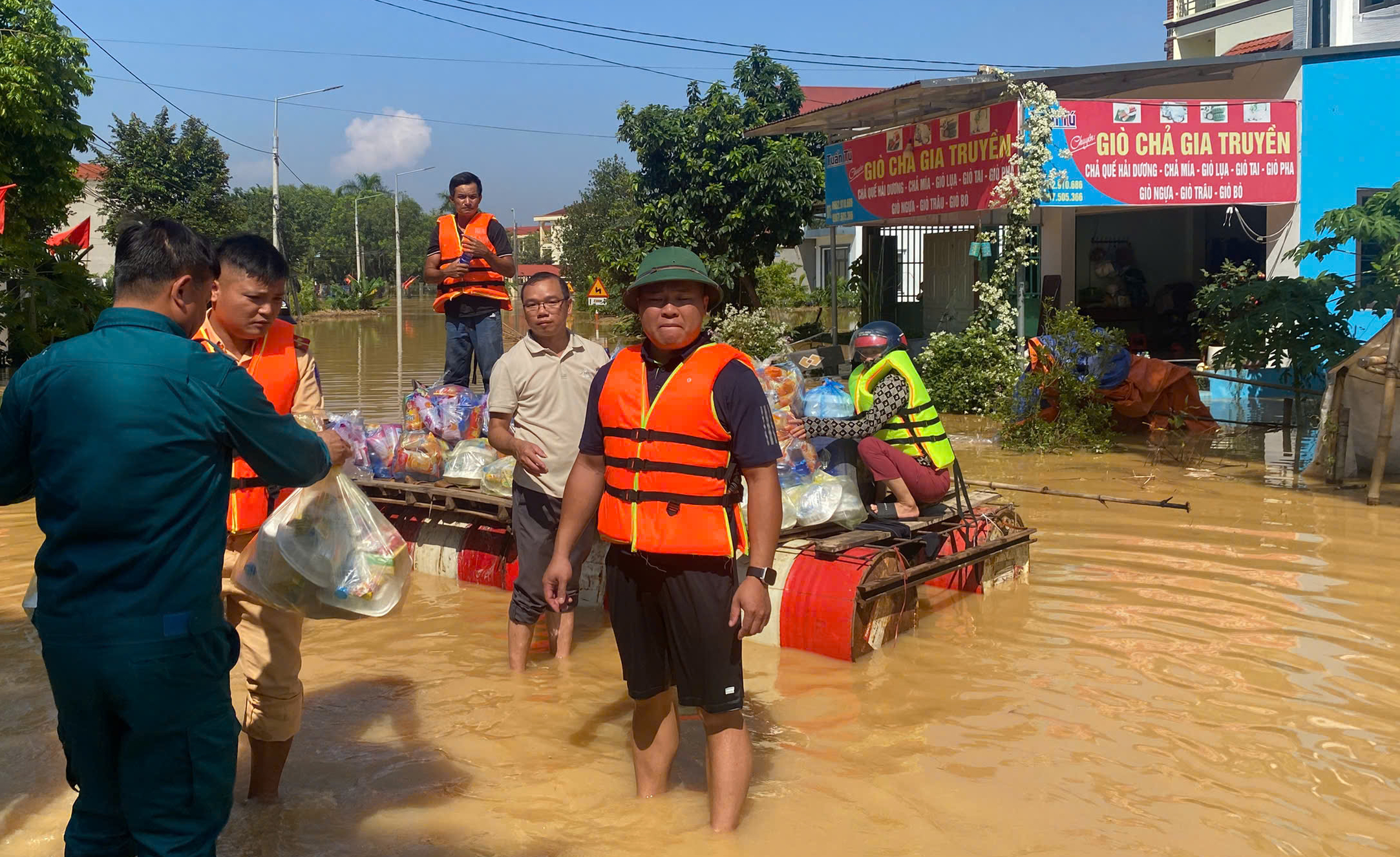 CSGT đường thủy vượt lũ nỗ lực giúp đỡ người dân vùng "rốn lụt" Bắc Ninh, Lạng Sơn- Ảnh 14. CSGT đường thủy vượt lũ nỗ lực giúp đỡ người dân vùng "rốn lụt" Bắc Ninh, Lạng Sơn- Ảnh 14.