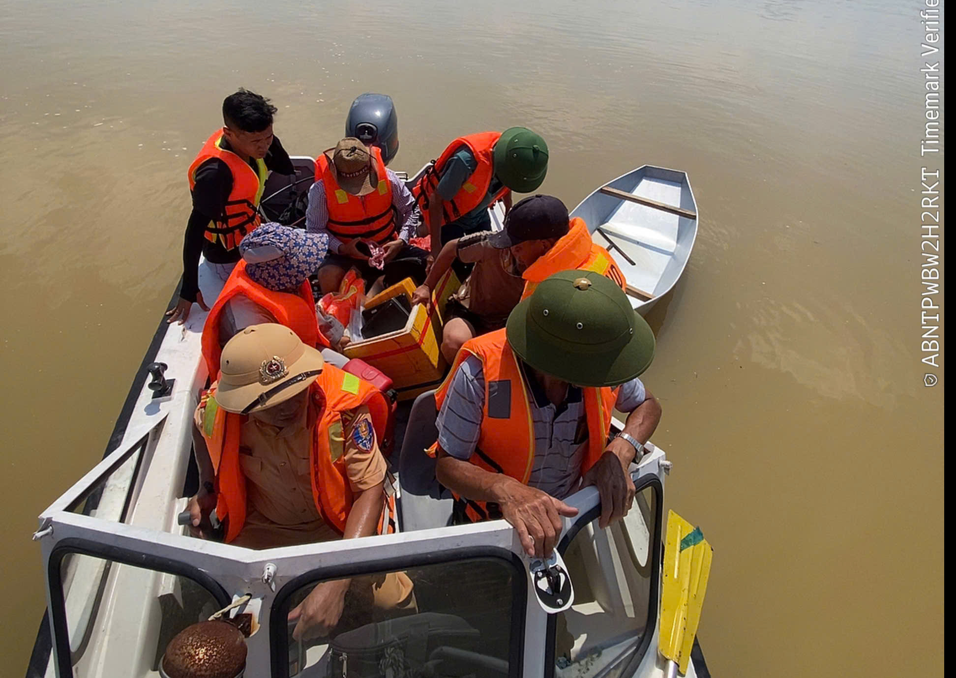 CSGT đường thủy vượt lũ nỗ lực giúp đỡ người dân vùng "rốn lụt" Bắc Ninh, Lạng Sơn- Ảnh 2. CSGT đường thủy vượt lũ nỗ lực giúp đỡ người dân vùng "rốn lụt" Bắc Ninh, Lạng Sơn- Ảnh 2.