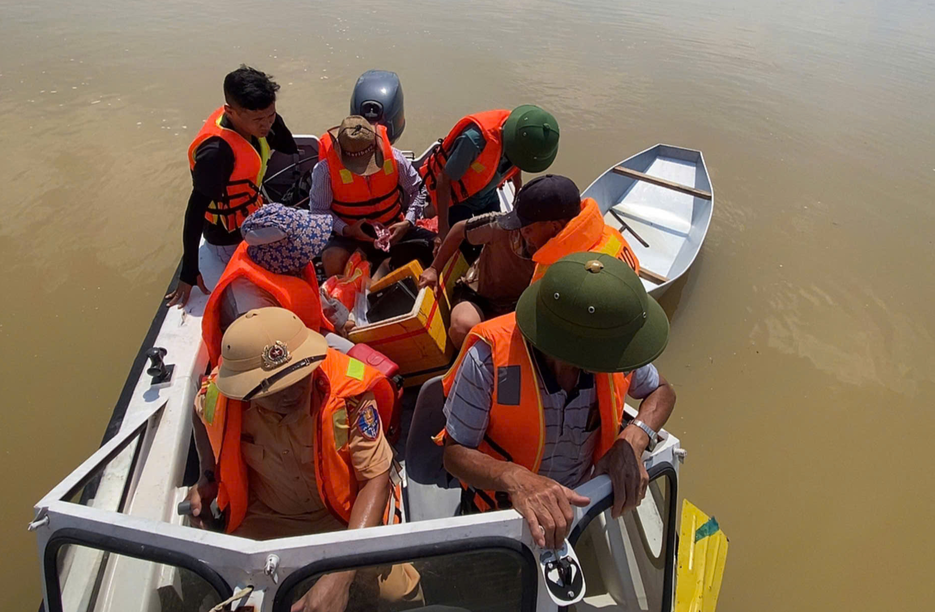 CSGT đường thủy vượt lũ nỗ lực giúp đỡ người dân vùng "rốn lụt" Bắc Ninh, Lạng Sơn- Ảnh 9. CSGT đường thủy vượt lũ nỗ lực giúp đỡ người dân vùng "rốn lụt" Bắc Ninh, Lạng Sơn- Ảnh 9.