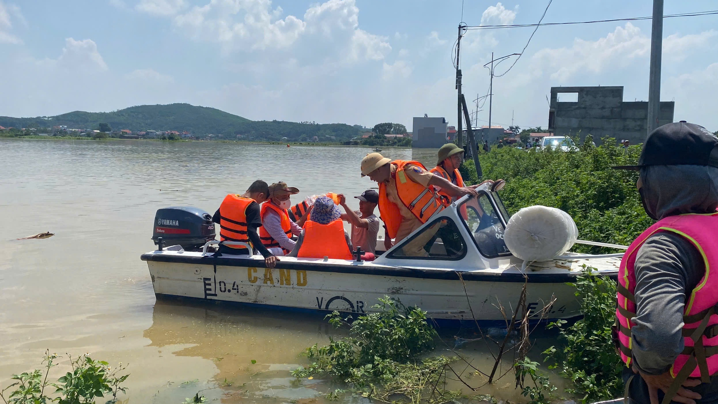 CSGT đường thủy vượt lũ nỗ lực giúp đỡ người dân vùng "rốn lụt" Bắc Ninh, Lạng Sơn- Ảnh 13. CSGT đường thủy vượt lũ nỗ lực giúp đỡ người dân vùng "rốn lụt" Bắc Ninh, Lạng Sơn- Ảnh 13.