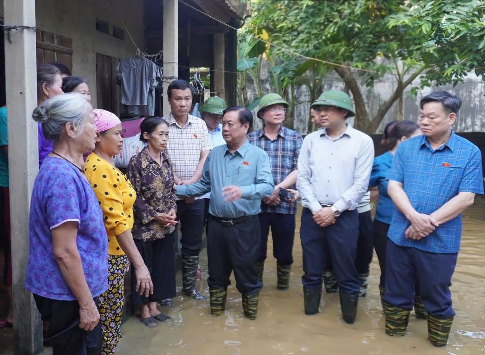 Ph&oacute; Chủ tịch Quốc hội L&ecirc; Minh Hoan thăm, động vi&ecirc;n người d&acirc;n v&ugrave;ng lũ tại Th&aacute;i Nguy&ecirc;n- Ảnh 1.