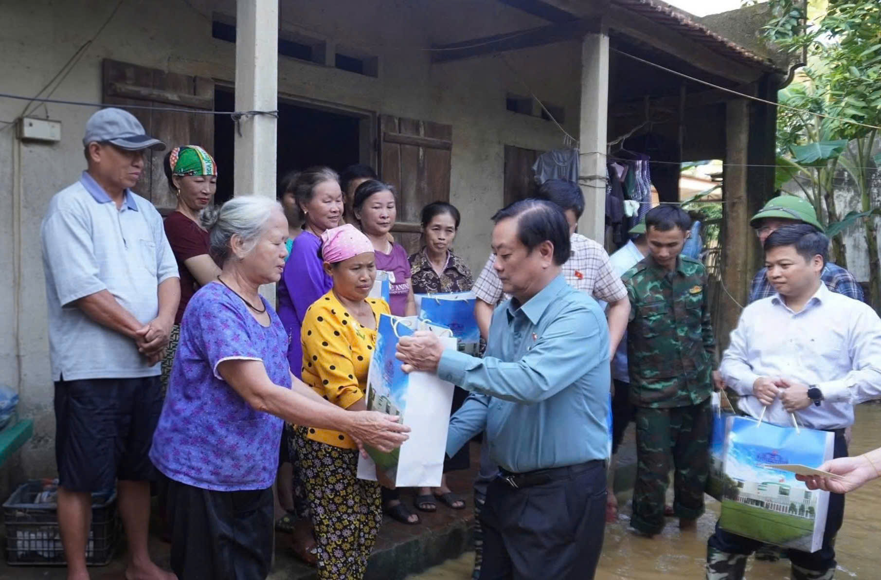 Ph&oacute; Chủ tịch Quốc hội L&ecirc; Minh Hoan thăm, động vi&ecirc;n người d&acirc;n v&ugrave;ng lũ tại Th&aacute;i Nguy&ecirc;n- Ảnh 2.