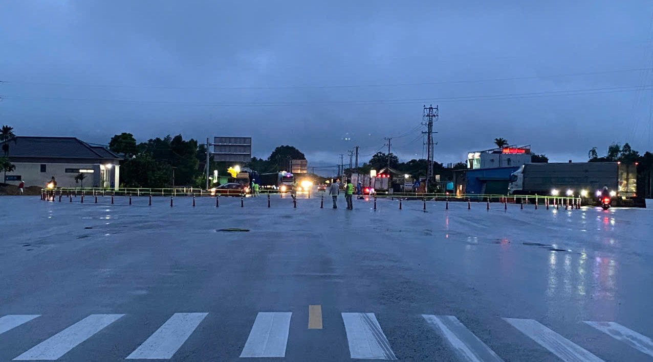 Khẩn trương lắp đặt tạm cọc ti&ecirc;u mềm hướng dẫn, ph&acirc;n l&agrave;n đường tại đảo n&uacute;t giao QL9A- Ảnh 2.