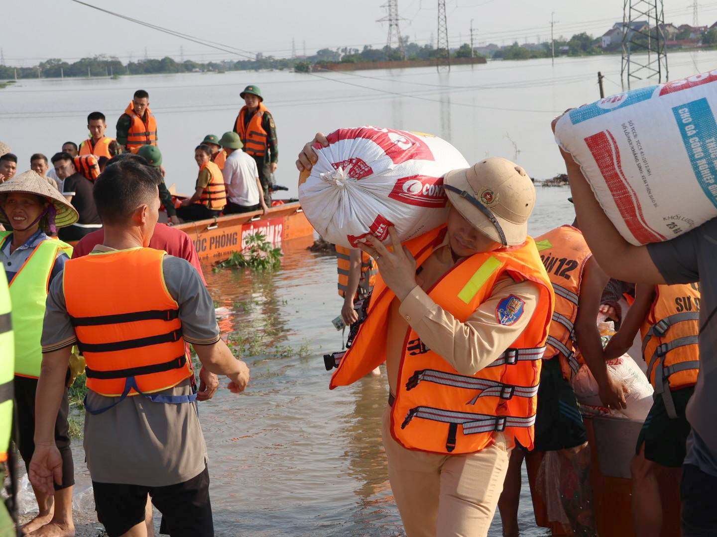 Nước lũ tr&agrave;n l&ecirc;n cao tốc, quốc lộ 3, CSGT khuyến c&aacute;o lộ tr&igrave;nh an to&agrave;n Th&aacute;i Nguy&ecirc;n - H&agrave; Nội- Ảnh 2.