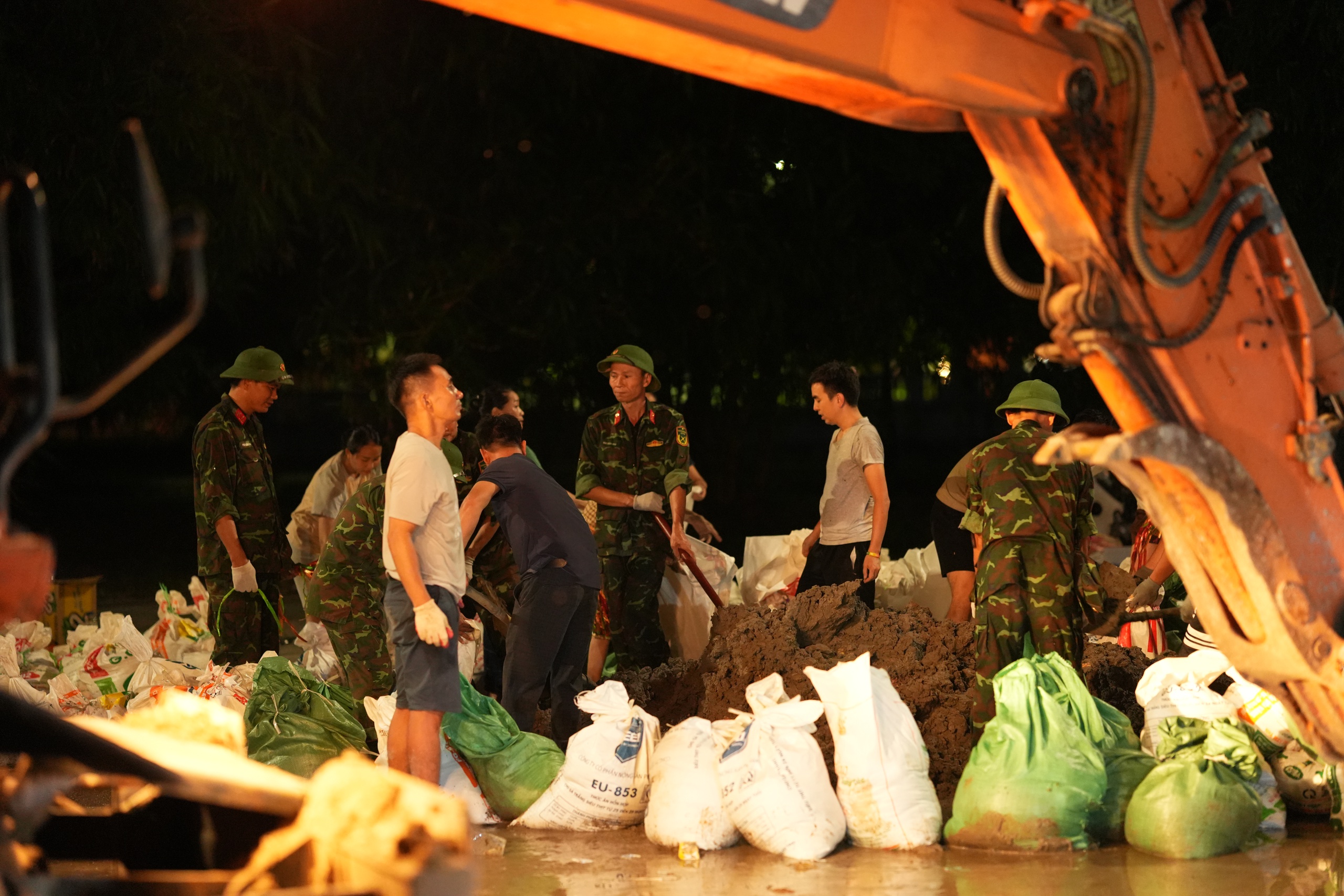 Bắc Ninh: Trắng đ&ecirc;m đắp đ&ecirc; ngăn lũ s&ocirc;ng Cầu- Ảnh 7.
