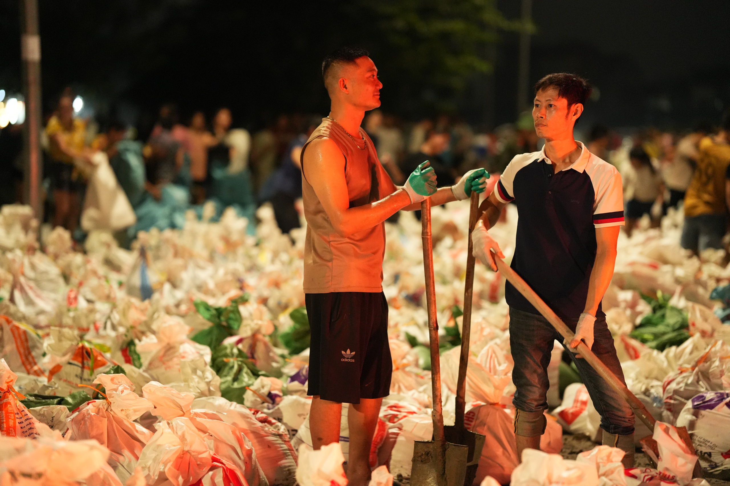 Bắc Ninh: Trắng đ&ecirc;m đắp đ&ecirc; ngăn lũ s&ocirc;ng Cầu- Ảnh 5.